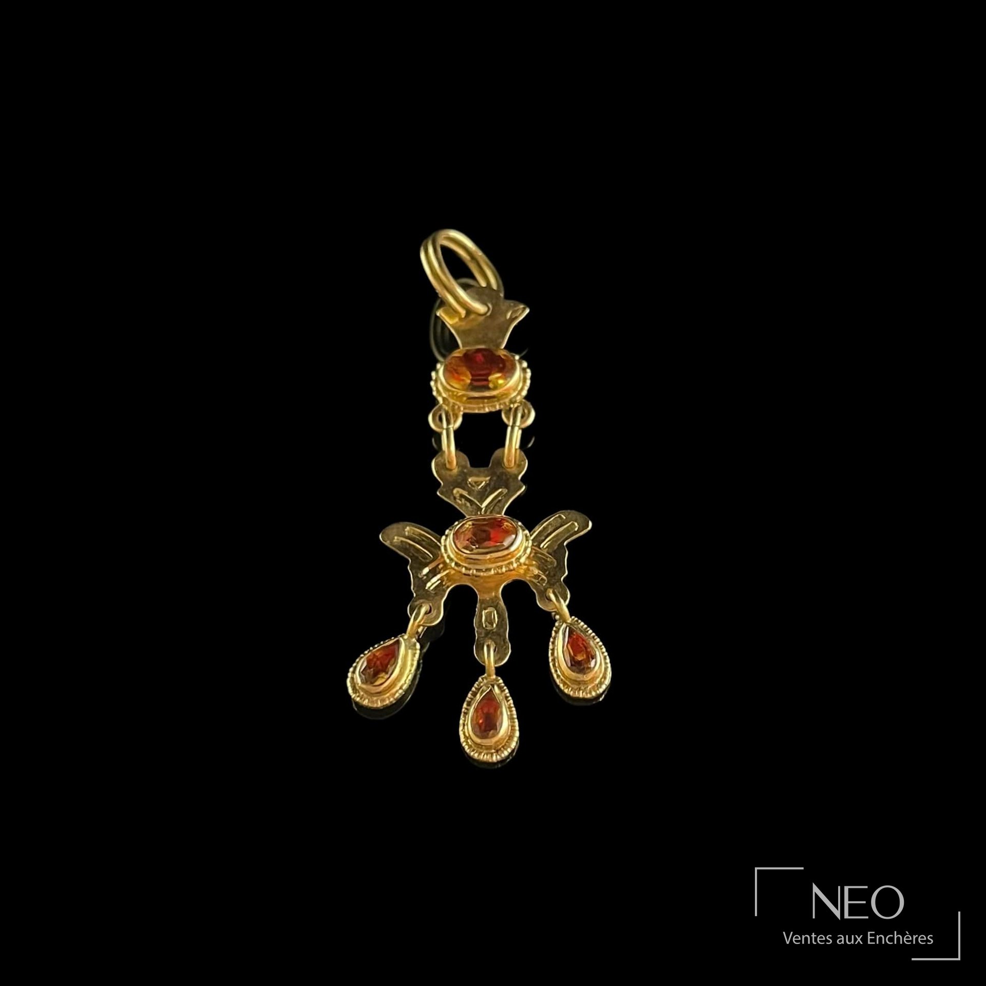 Pendentif articulé en or jaune 18 carats et pierres rouges facettées