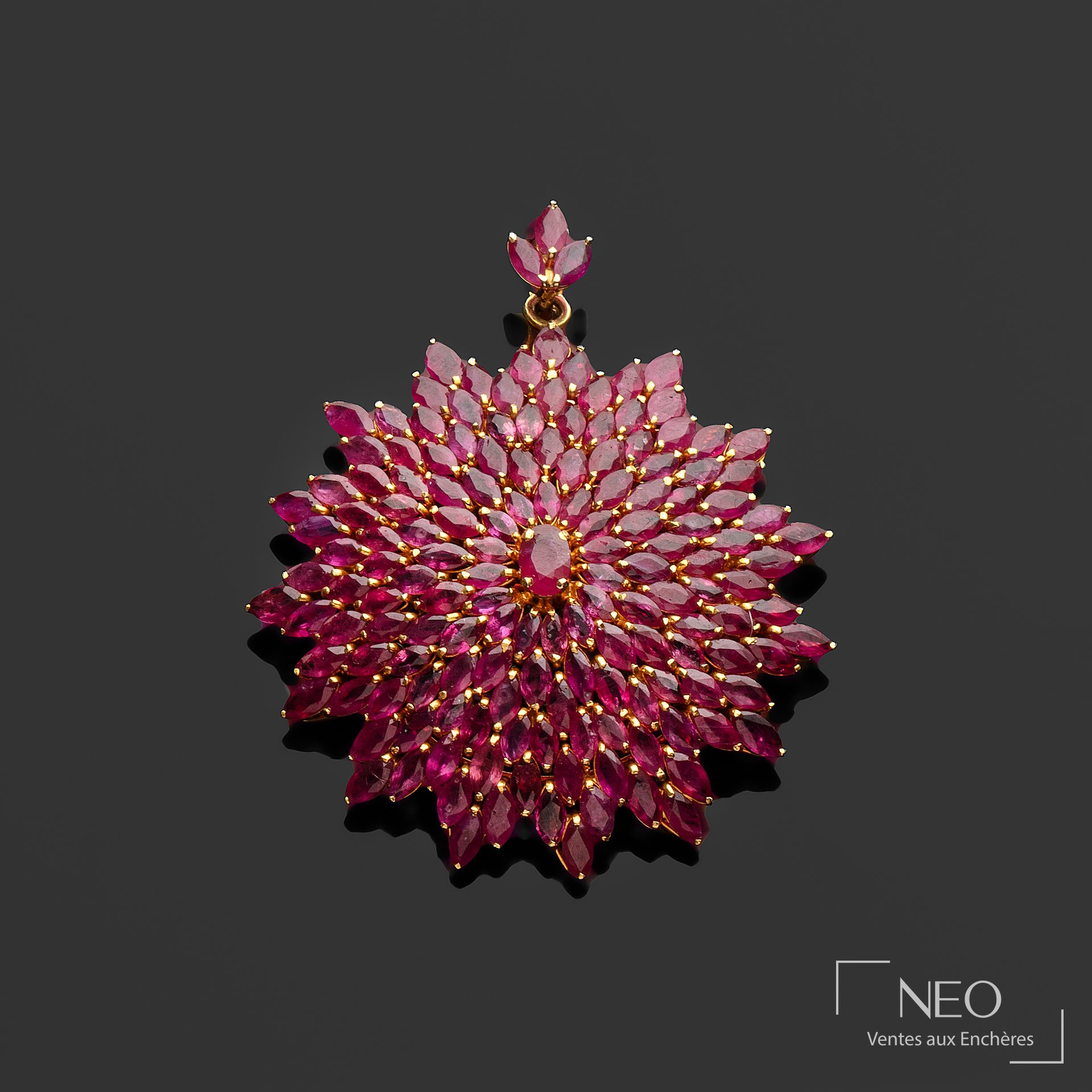 Pendentif broche fleur en or jaune 9 carats pavé de rubis