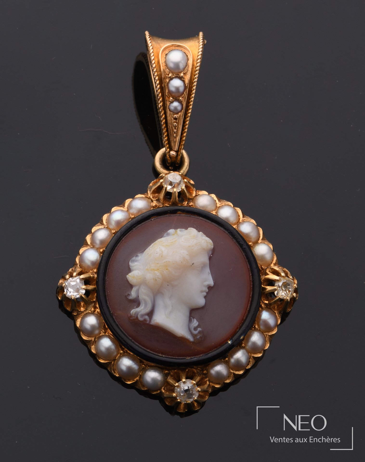 Pendentif en or jaune avec camée en agate