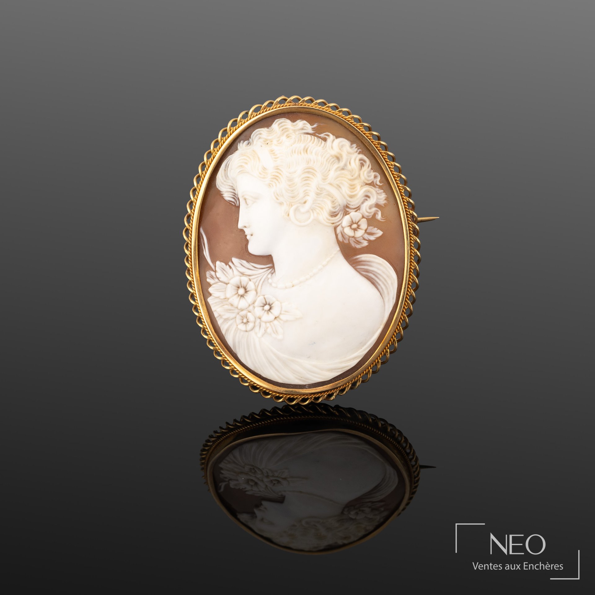 Pendentif ovale en or jaune 18K et camée sur coquillage