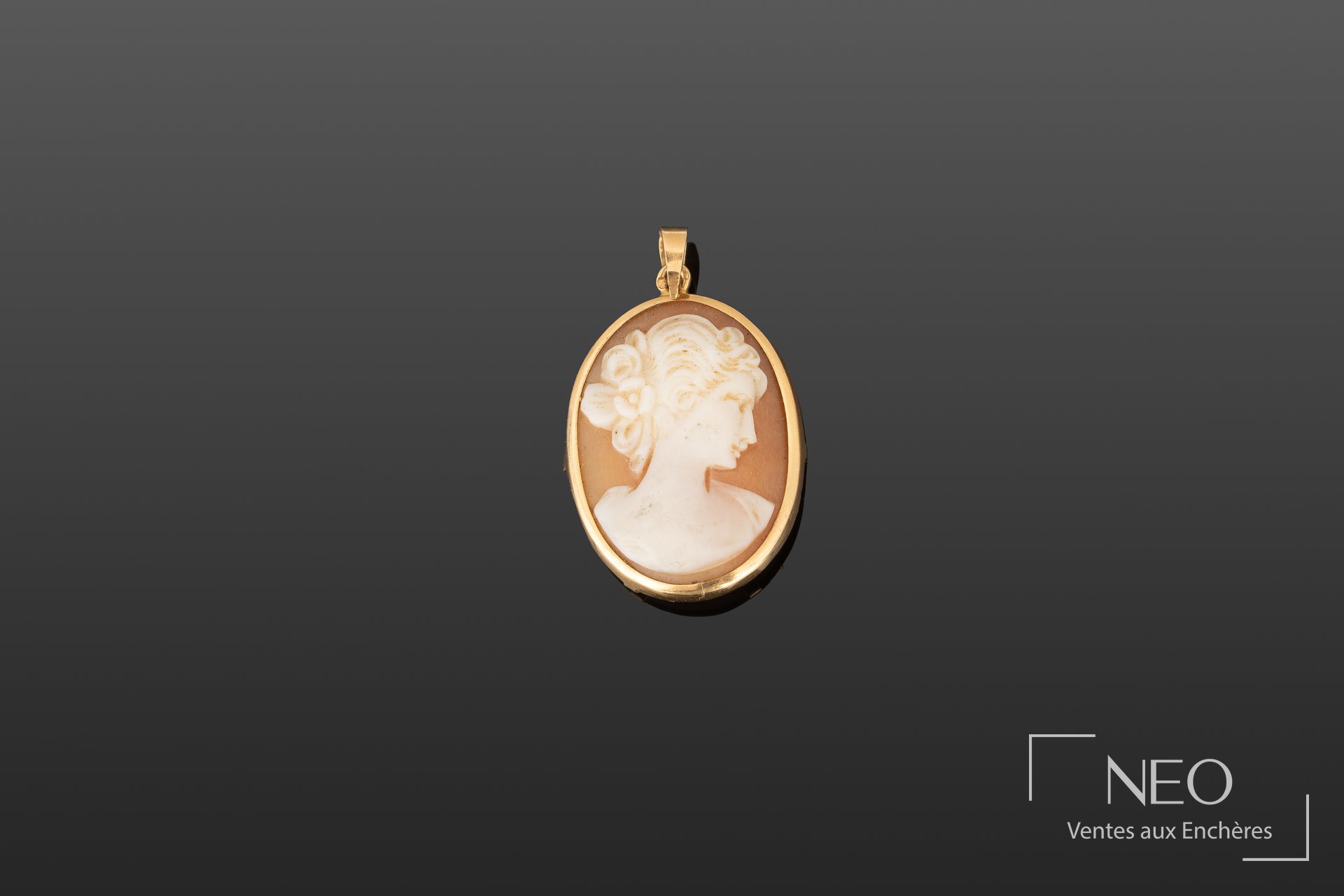 Pendentif camée en or jaune avec profil féminin sur coquillage