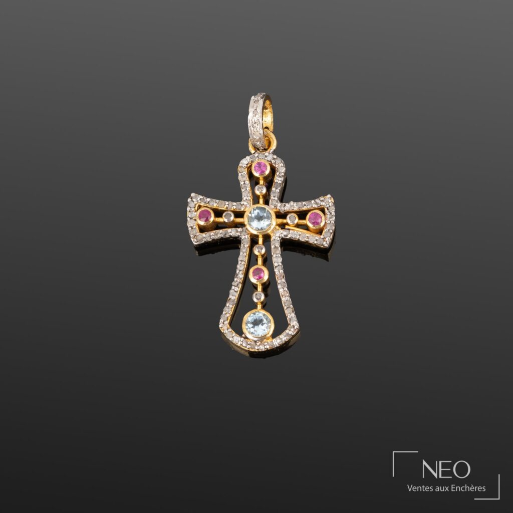 Pendentif croix ajouré en argent doré serti de diamants
