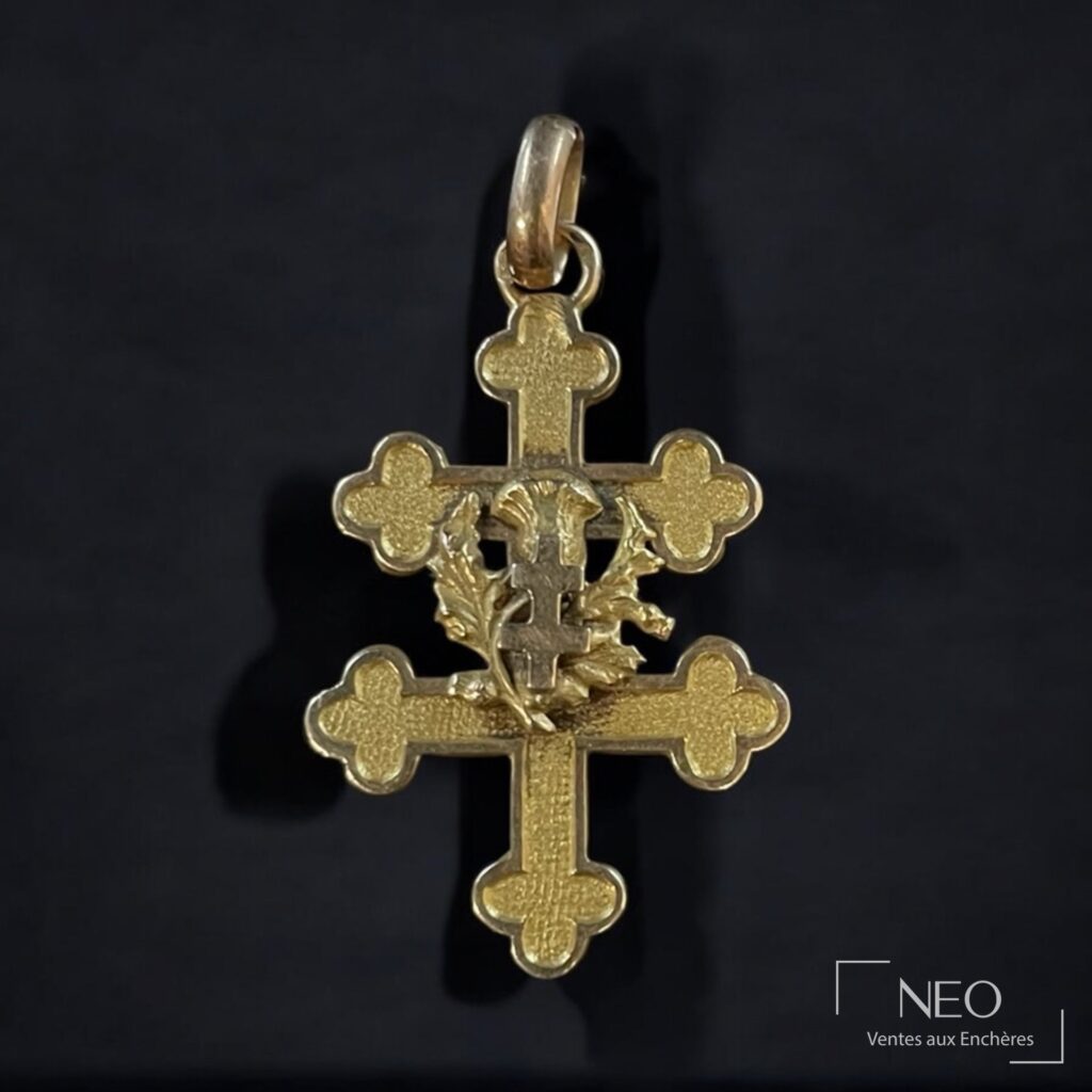 Pendentif croix de Lorraine en or jaune sur fond noir