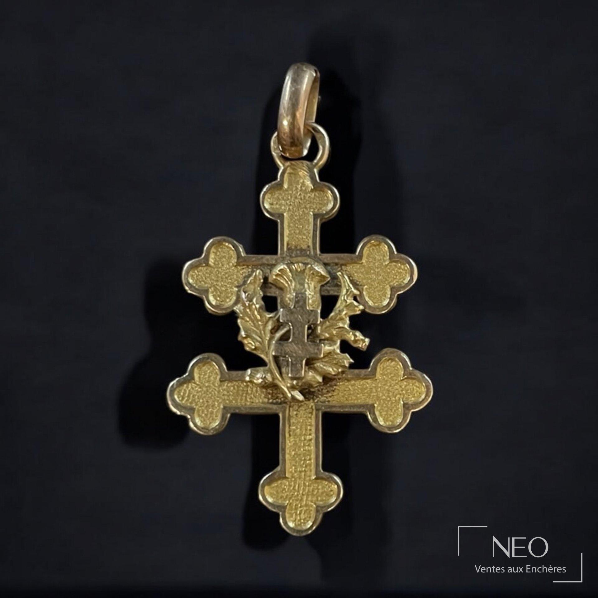 Pendentif croix de Lorraine en or jaune sur fond noir