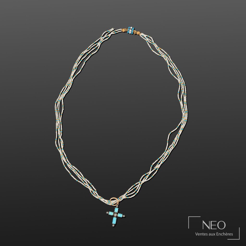 Collier de petites perles blanches
