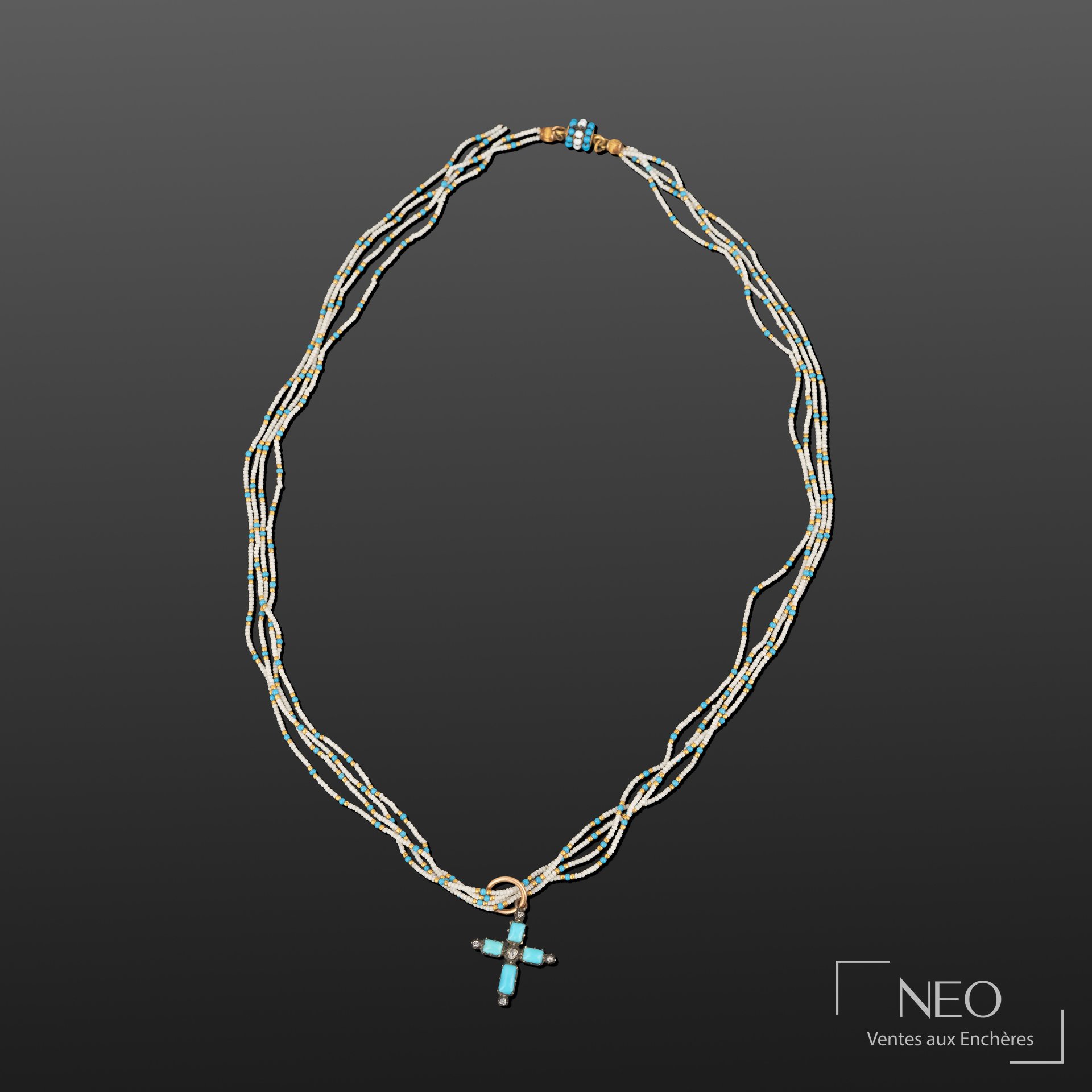Collier de petites perles blanches