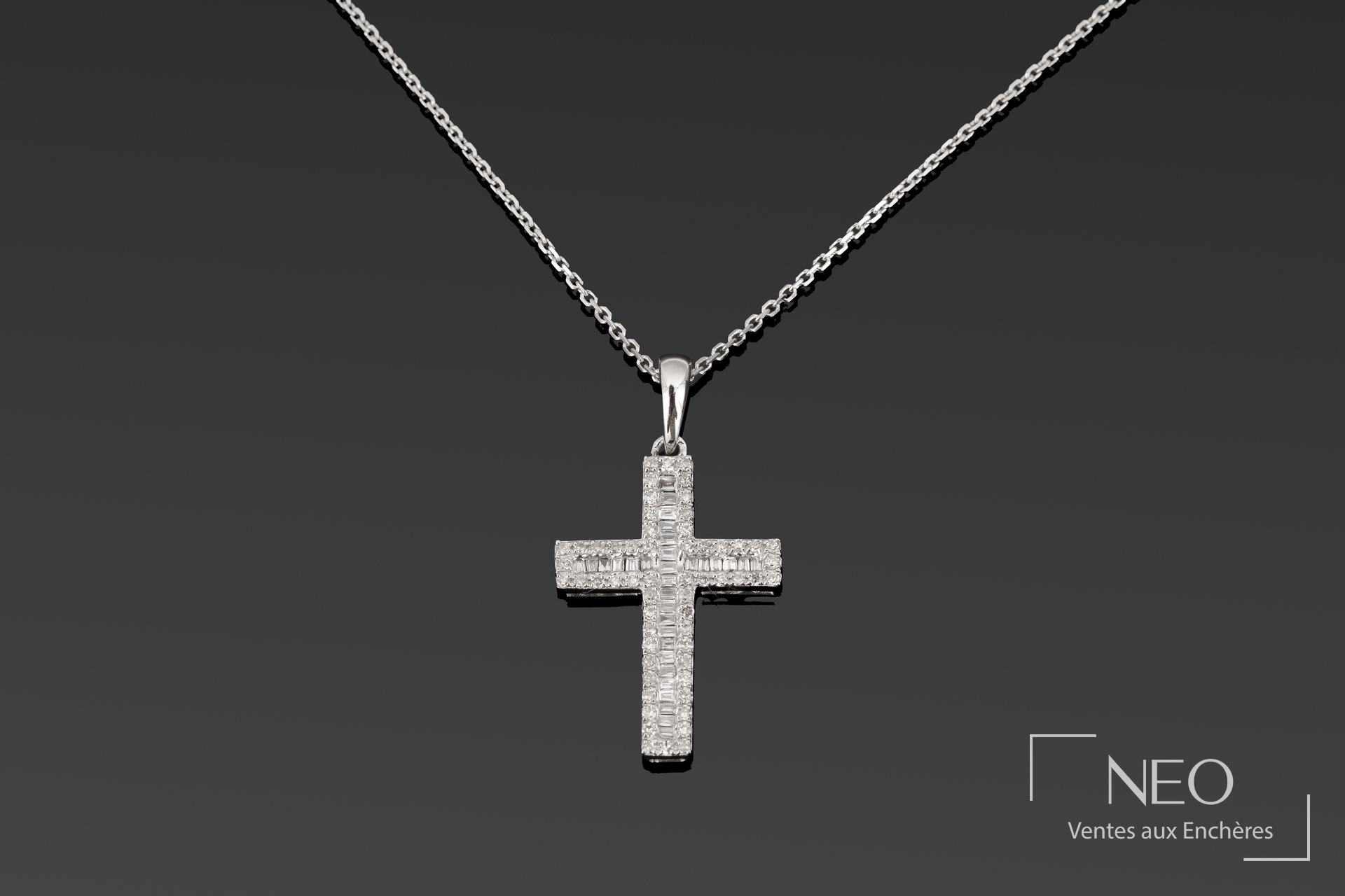 Pendentif croix en or gris serti de diamants blancs sur chaîne fine
