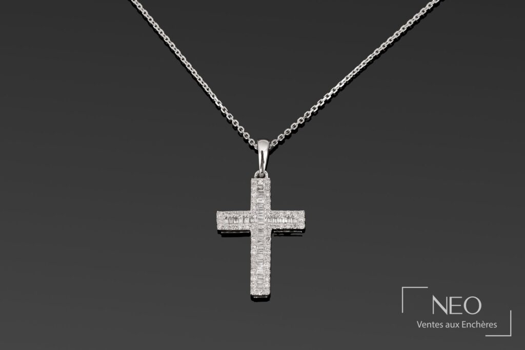 Pendentif croix en or gris serti de diamants blancs sur chaîne fine