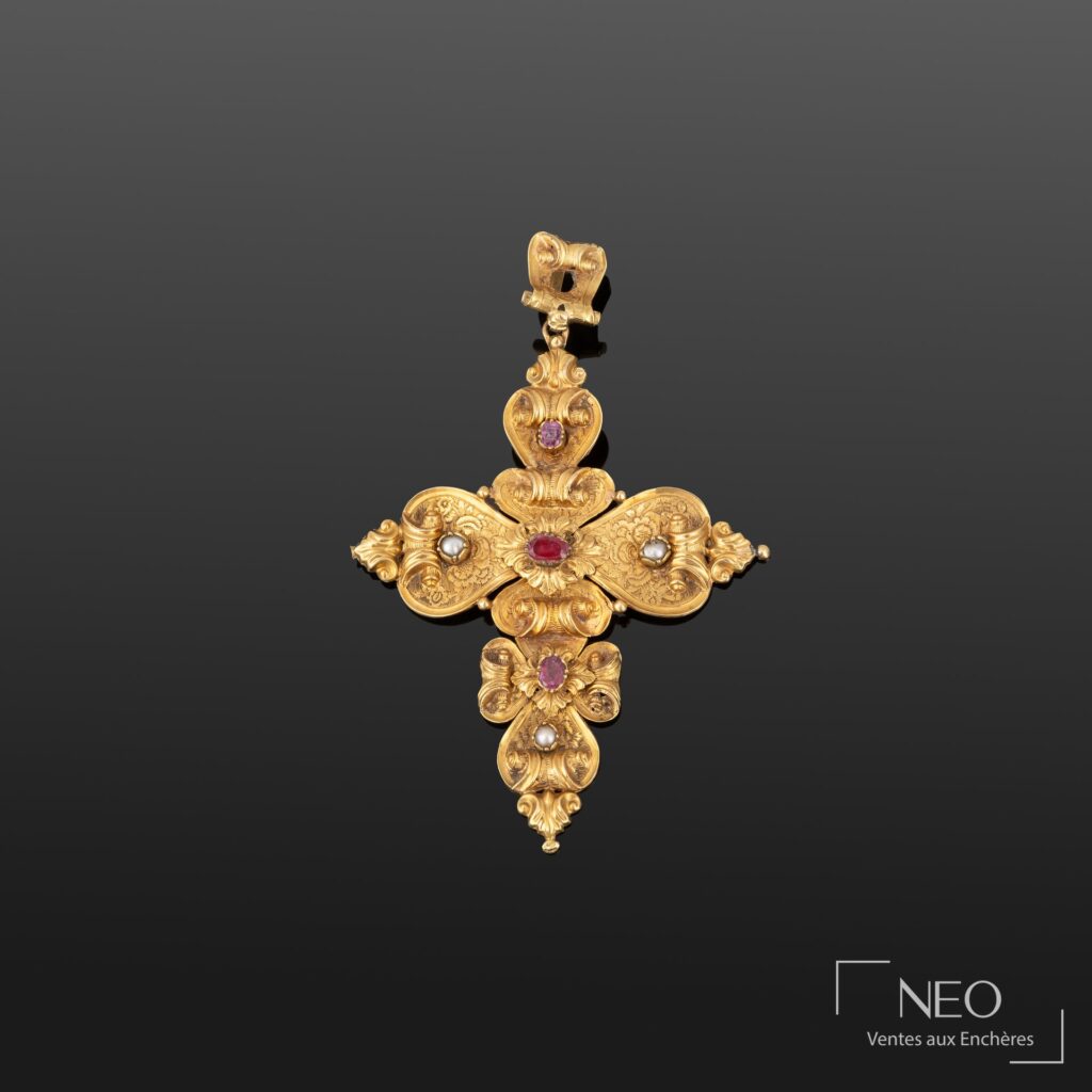 Pendentif croix en or jaune gravé