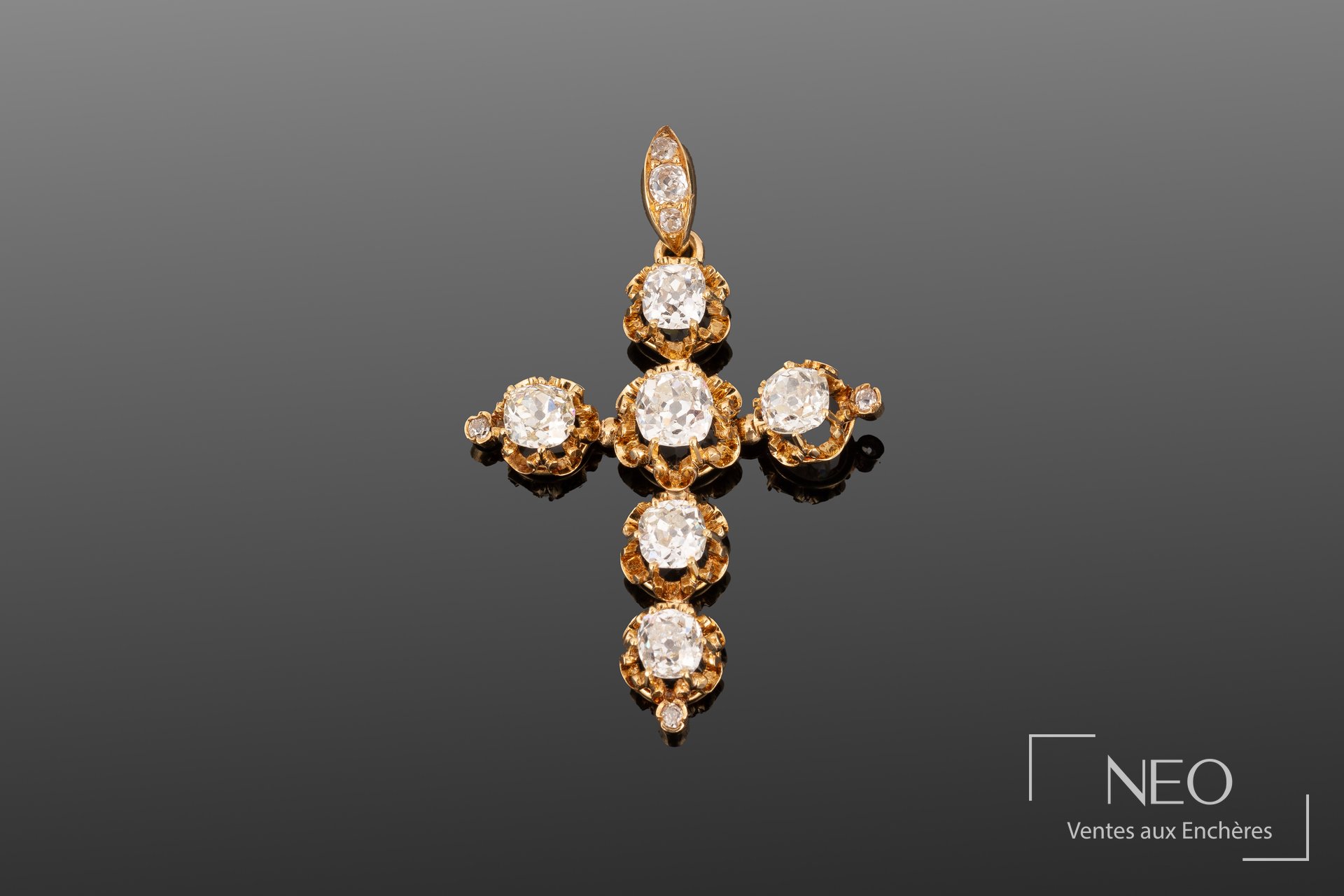 Pendentif croix en or jaune serti de diamants