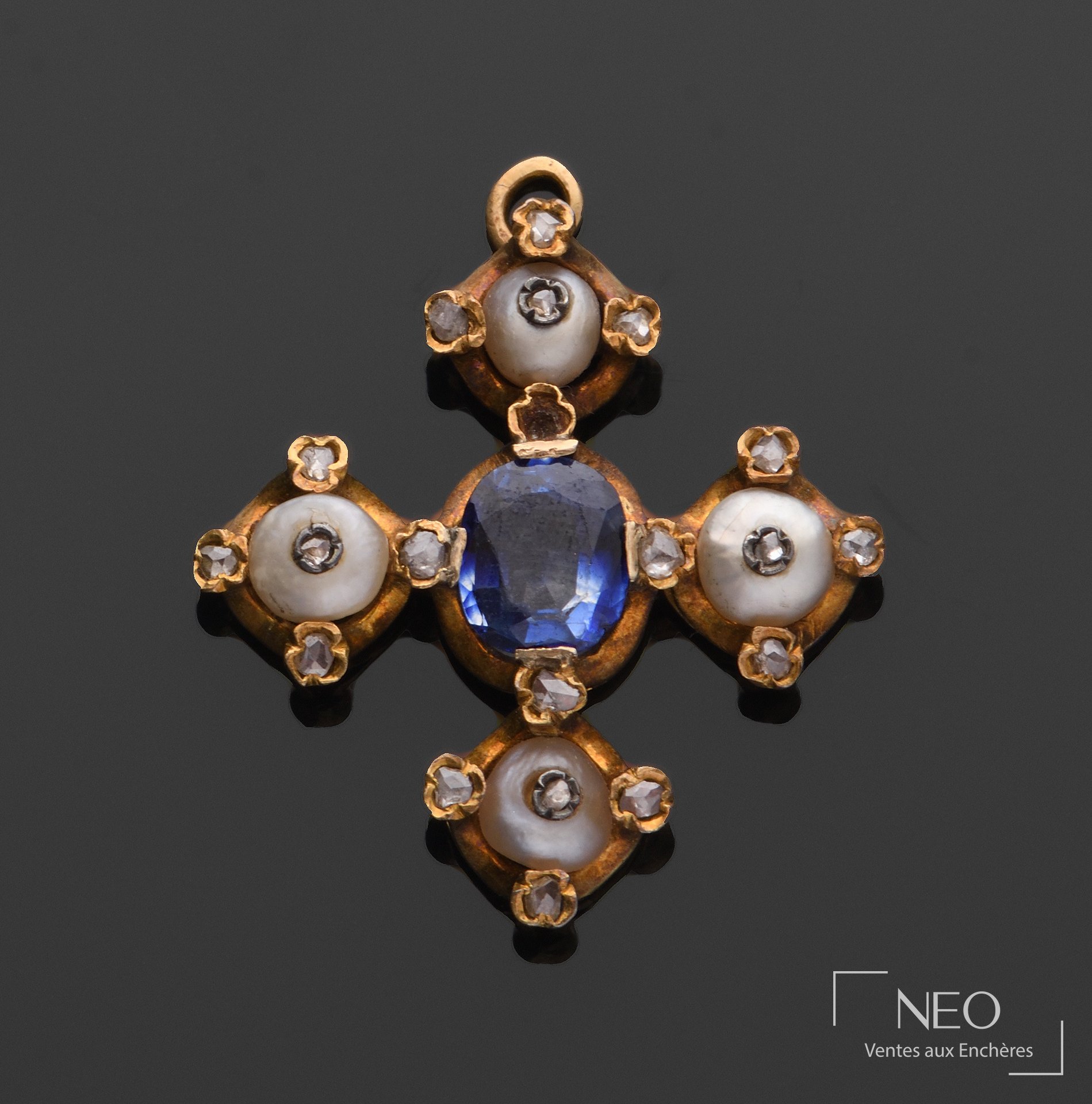 Pendentif croix en or jaune serti d'une pierre bleue et de pierres blanches