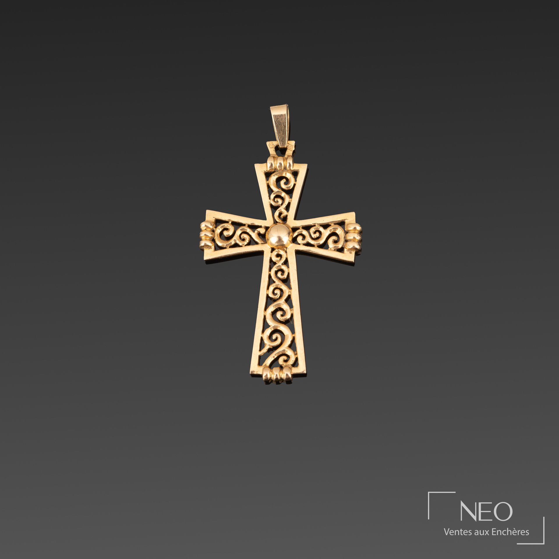 Pendentif croix en or jaune ajouré d’entrelacs