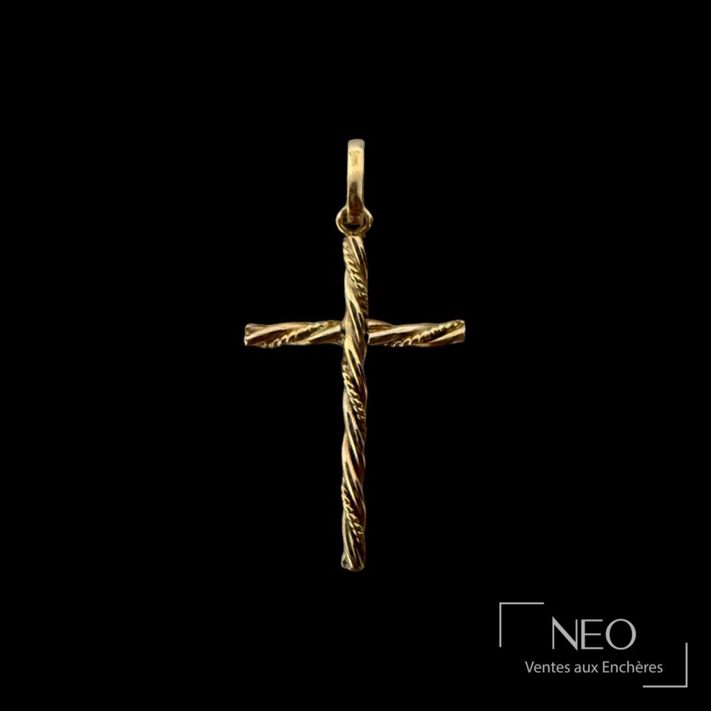 Pendentif croix en or jaune vu de face sur fond noir