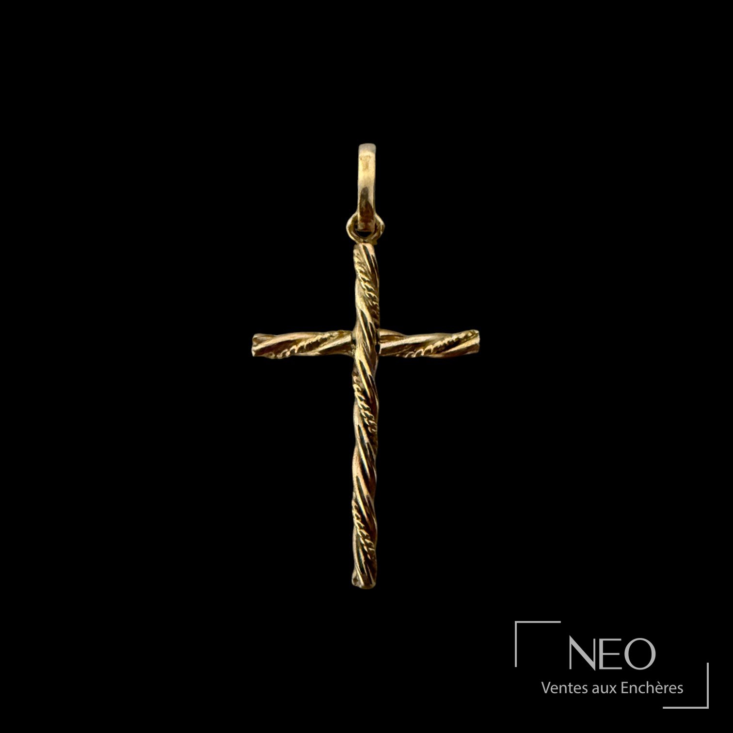 Pendentif croix en or jaune vu de face sur fond noir