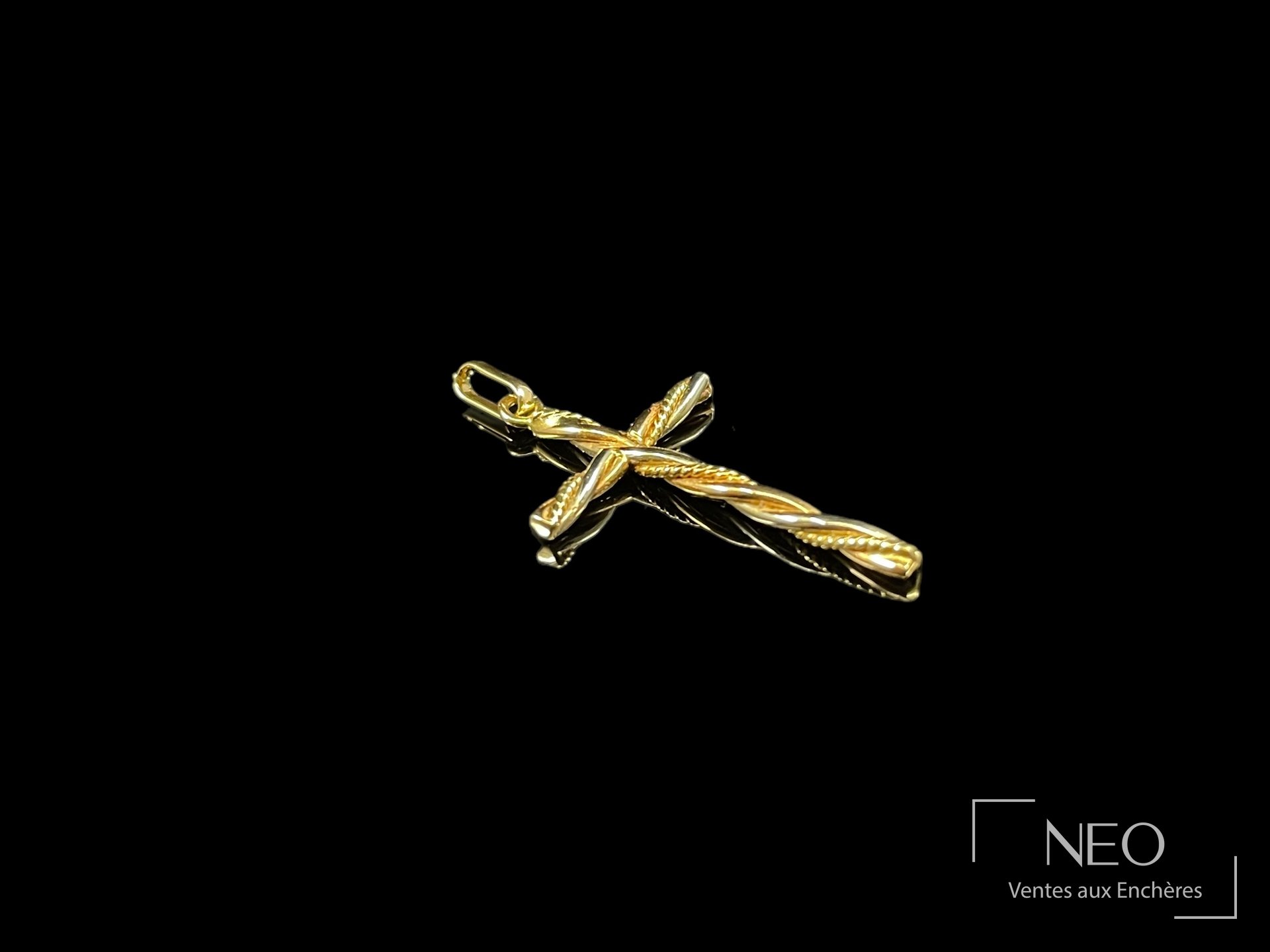 Pendentif croix en or jaune et gris 18 carats à brins torsadés