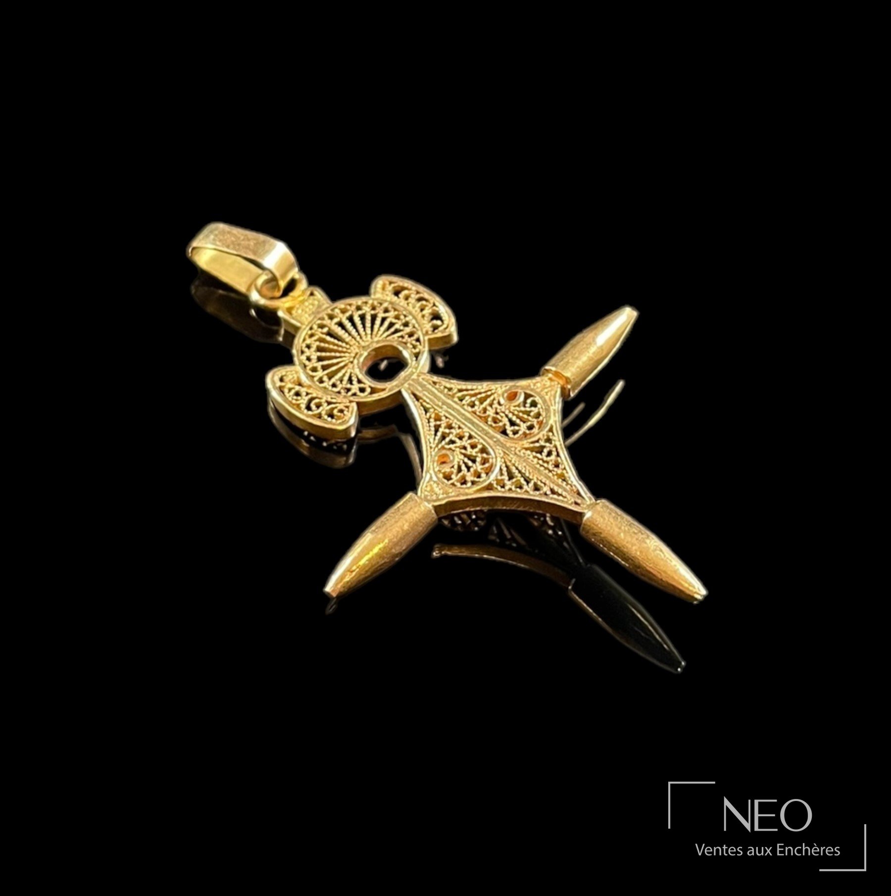 Pendentif en forme de croix en or rose 18 carats à décor de filigranes