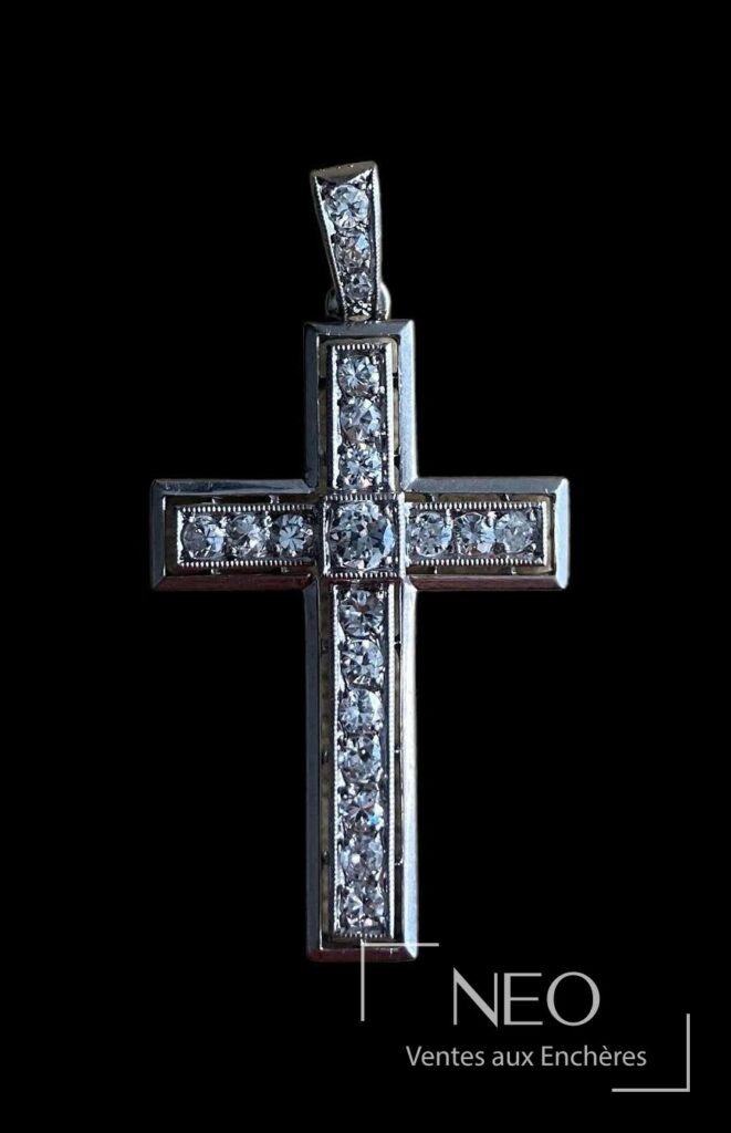 Pendentif croix serti de diamants sur fond noir
