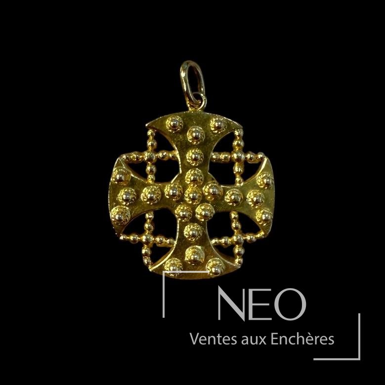 Pendentif cruciforme en or jaune orné de demi sphères en relief