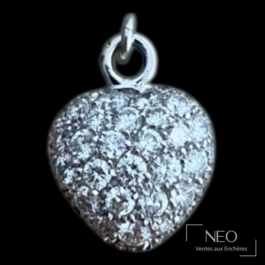 Pendentif cœur en or gris pavé de diamants sur fond noir