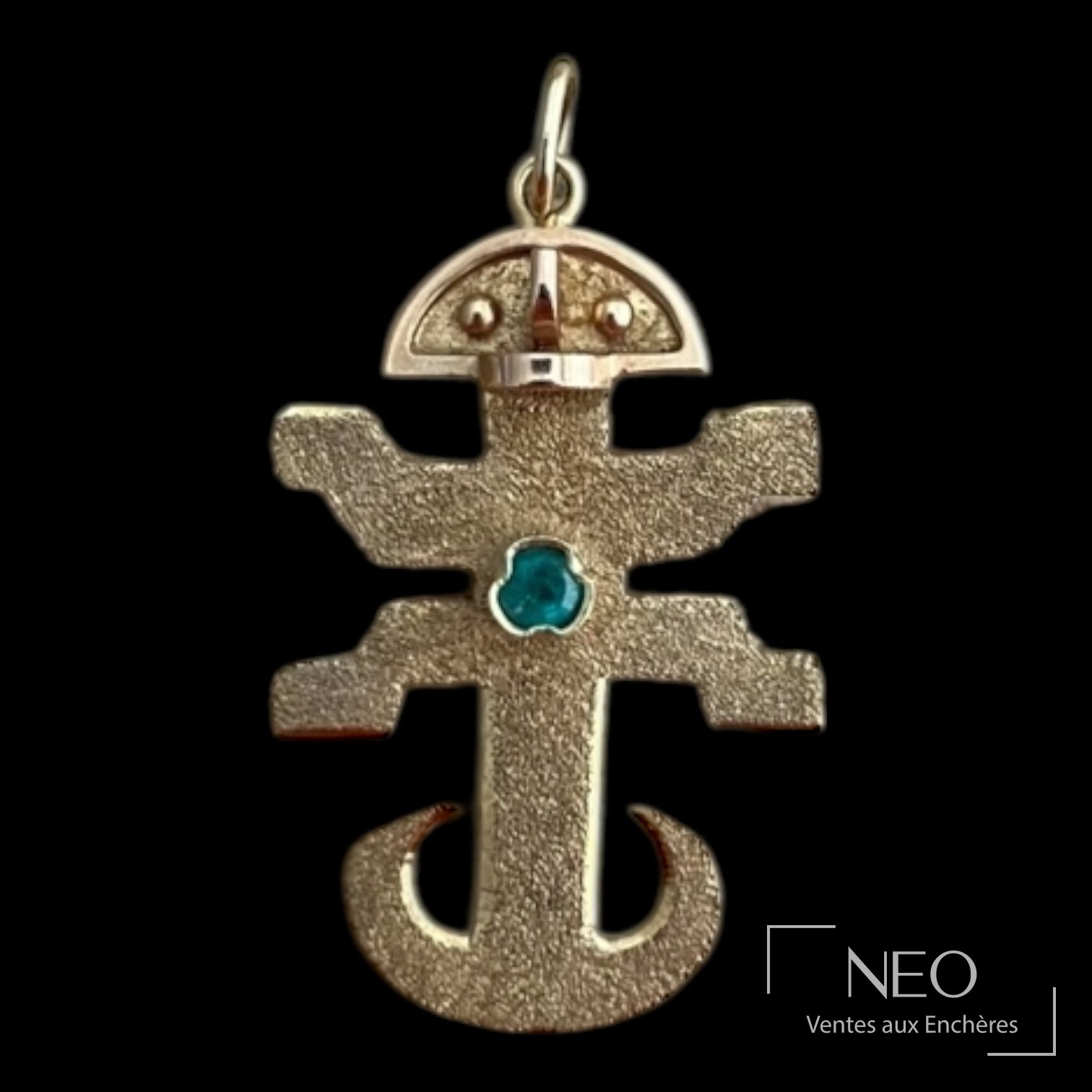 Pendentif de style inca en or jaune avec pierre verte centrale