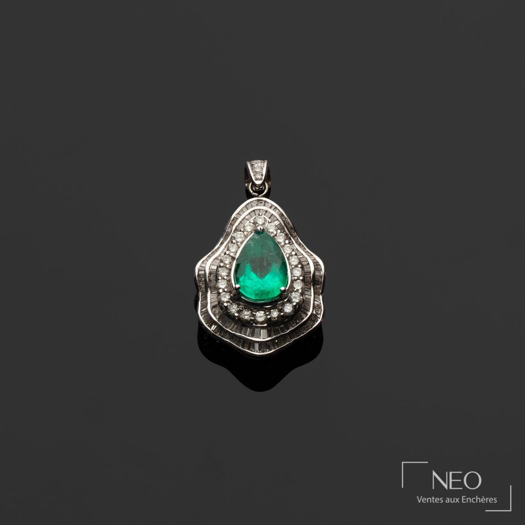 Pendentif en or gris serti d’une émeraude poire entourée de diamants