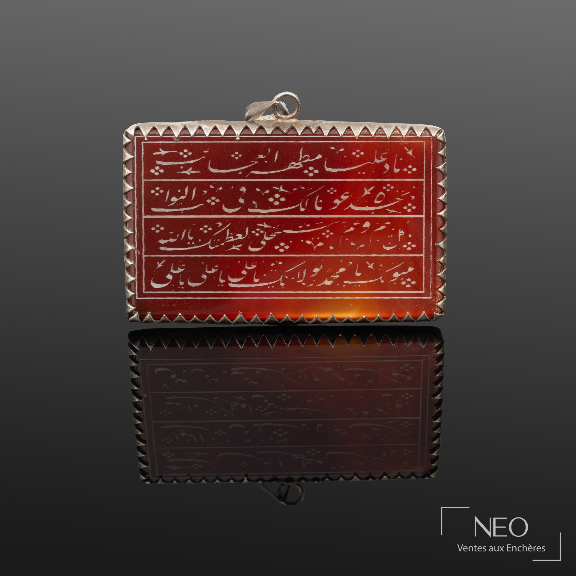 Pendentif rectangulaire en agate gravée