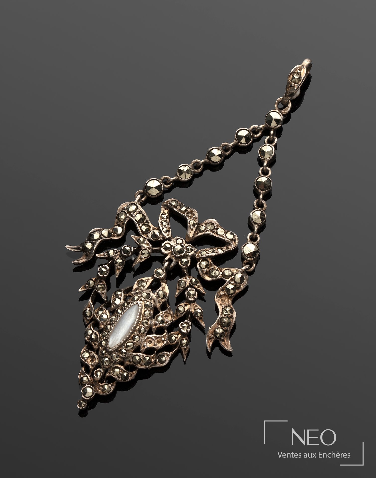 Pendentif en argent, décor de nœud, couronne de lys et pampille nacrée