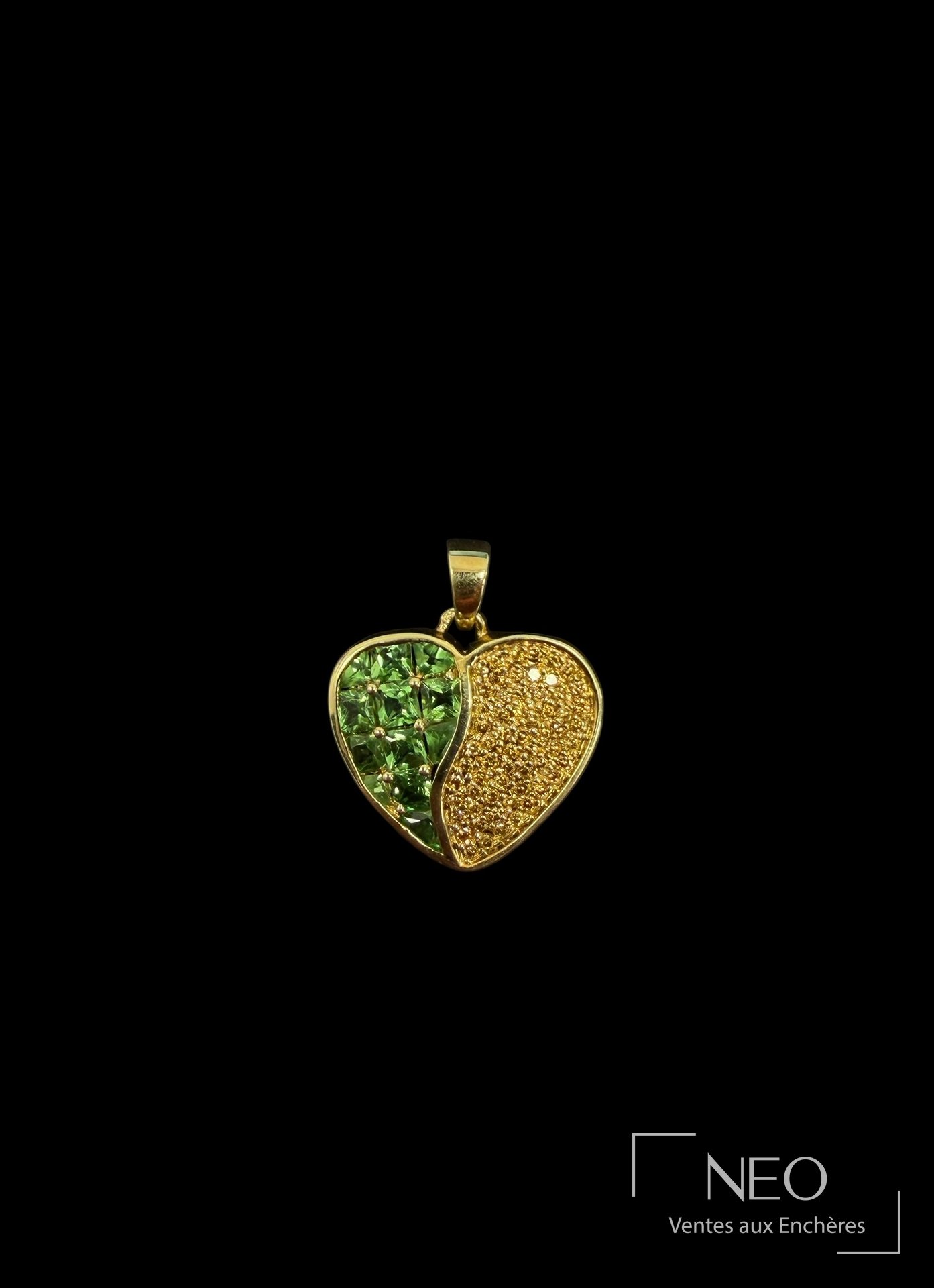 Pendentif cœur en argent doré serti de diamants jaunes et de tsavorites sur fond noir