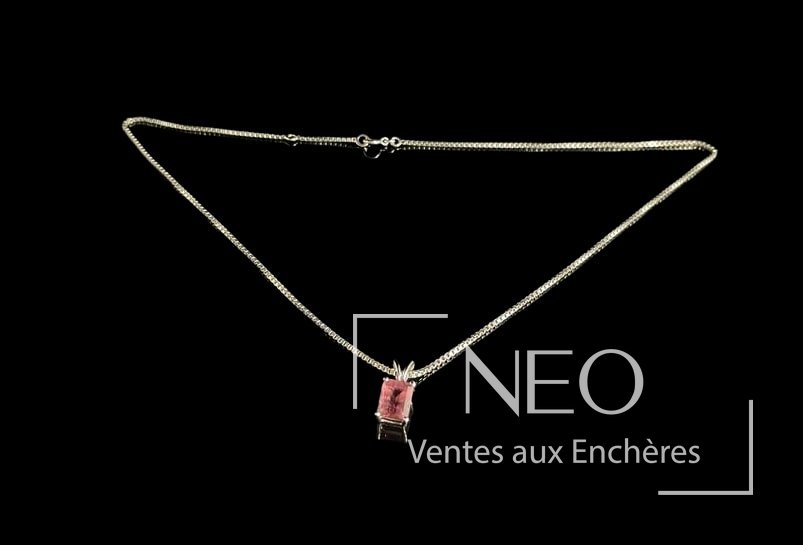 Pendentif en or gris 18 carats orné d’une pierre rose taille émeraude