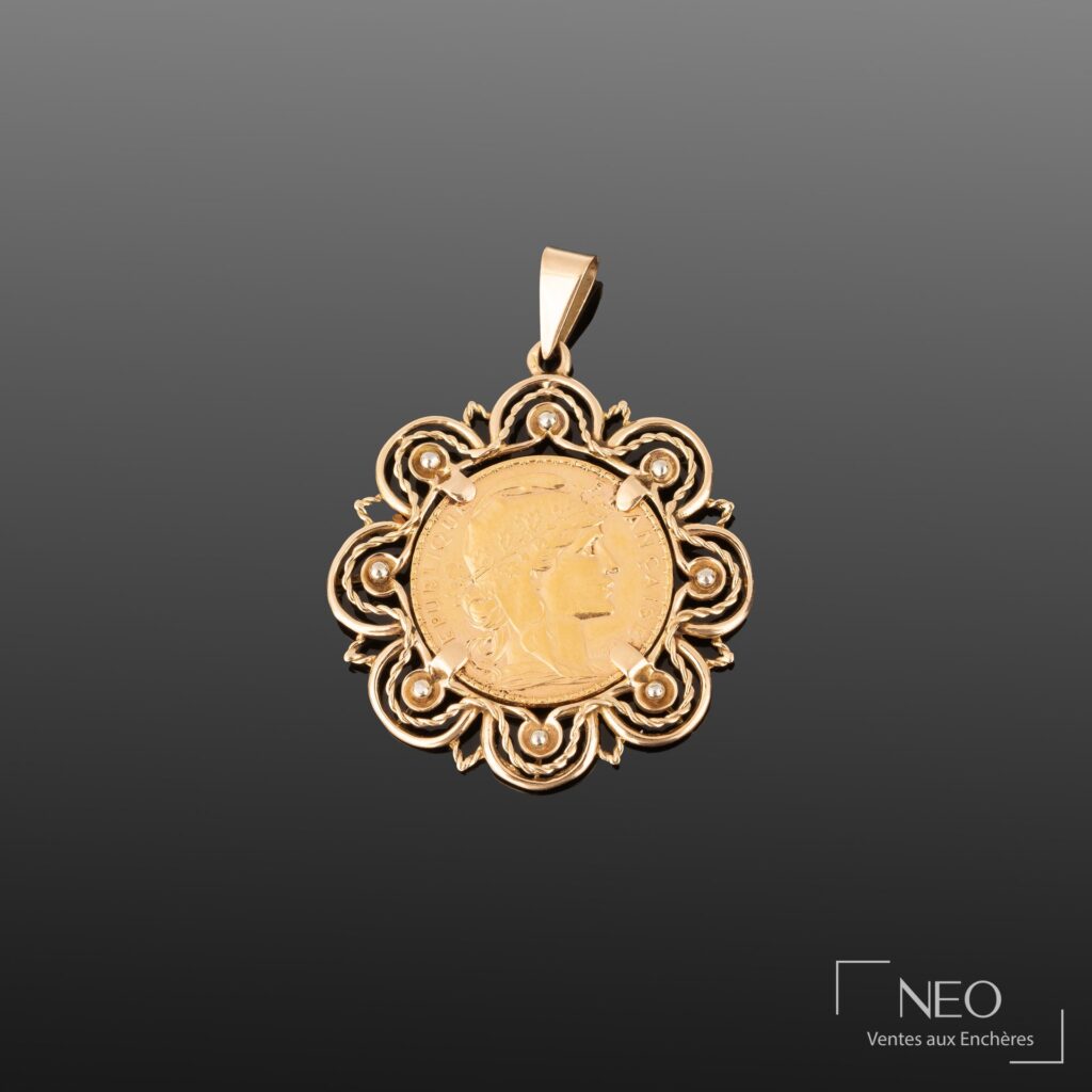 Pendentif en or ajouré retenant une pièce de 20 francs Marianne au coq