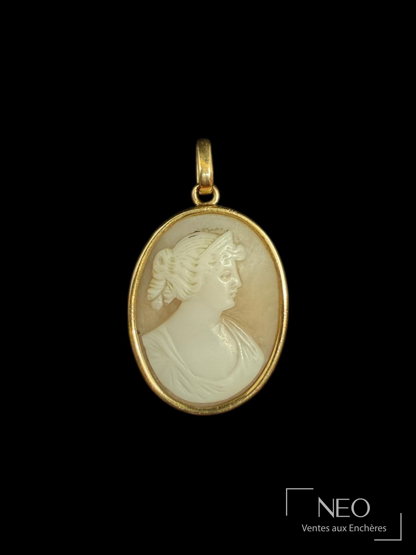 Pendentif oval en or jaune avec camée de profil à l'Antique sur fond de coquillage