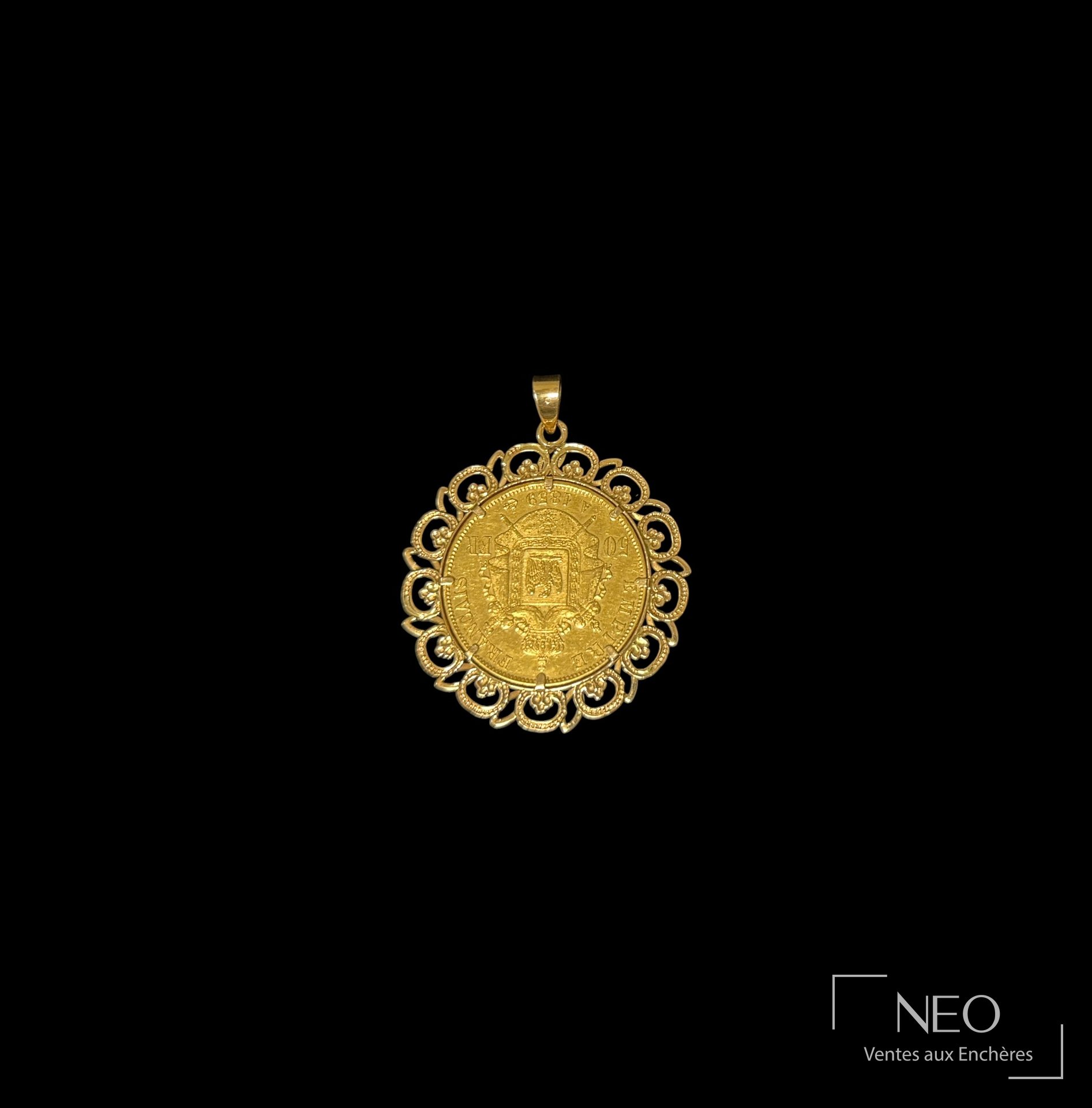 Pendentif rond en or jaune avec pièce Napoléon III au centre sur fond noir