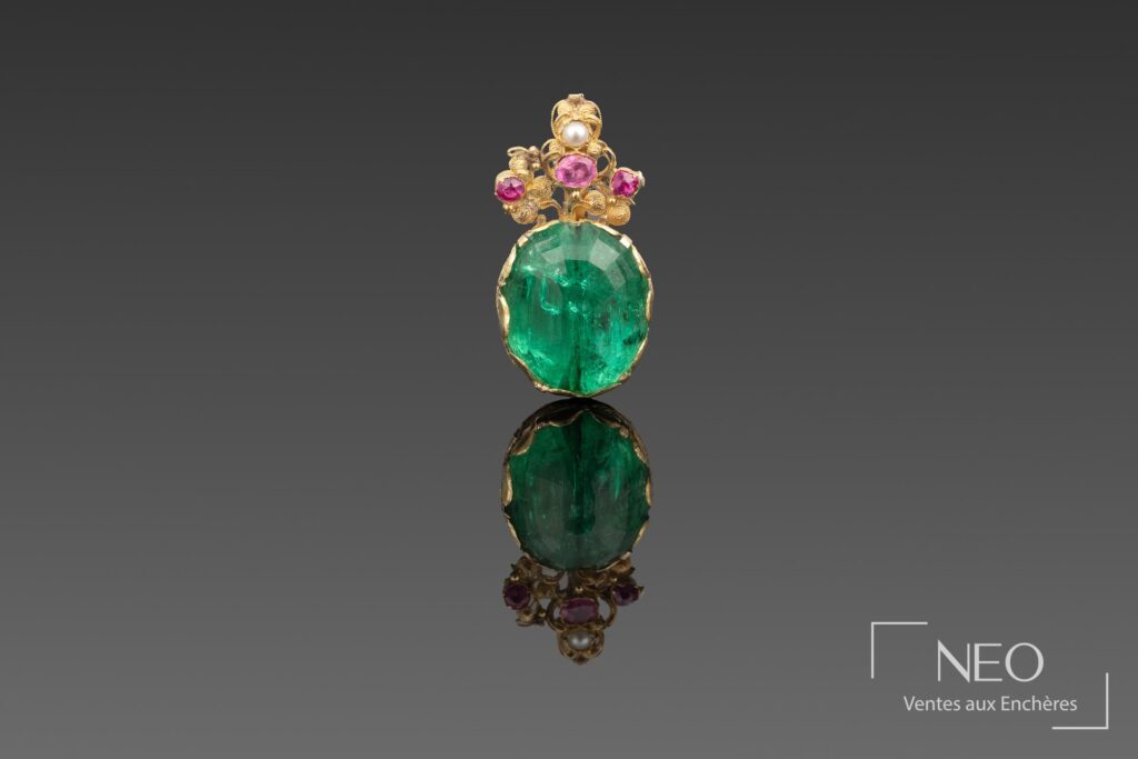 Pendentif en or jaune serti d’une grande émeraude ovale et de pierres roses
