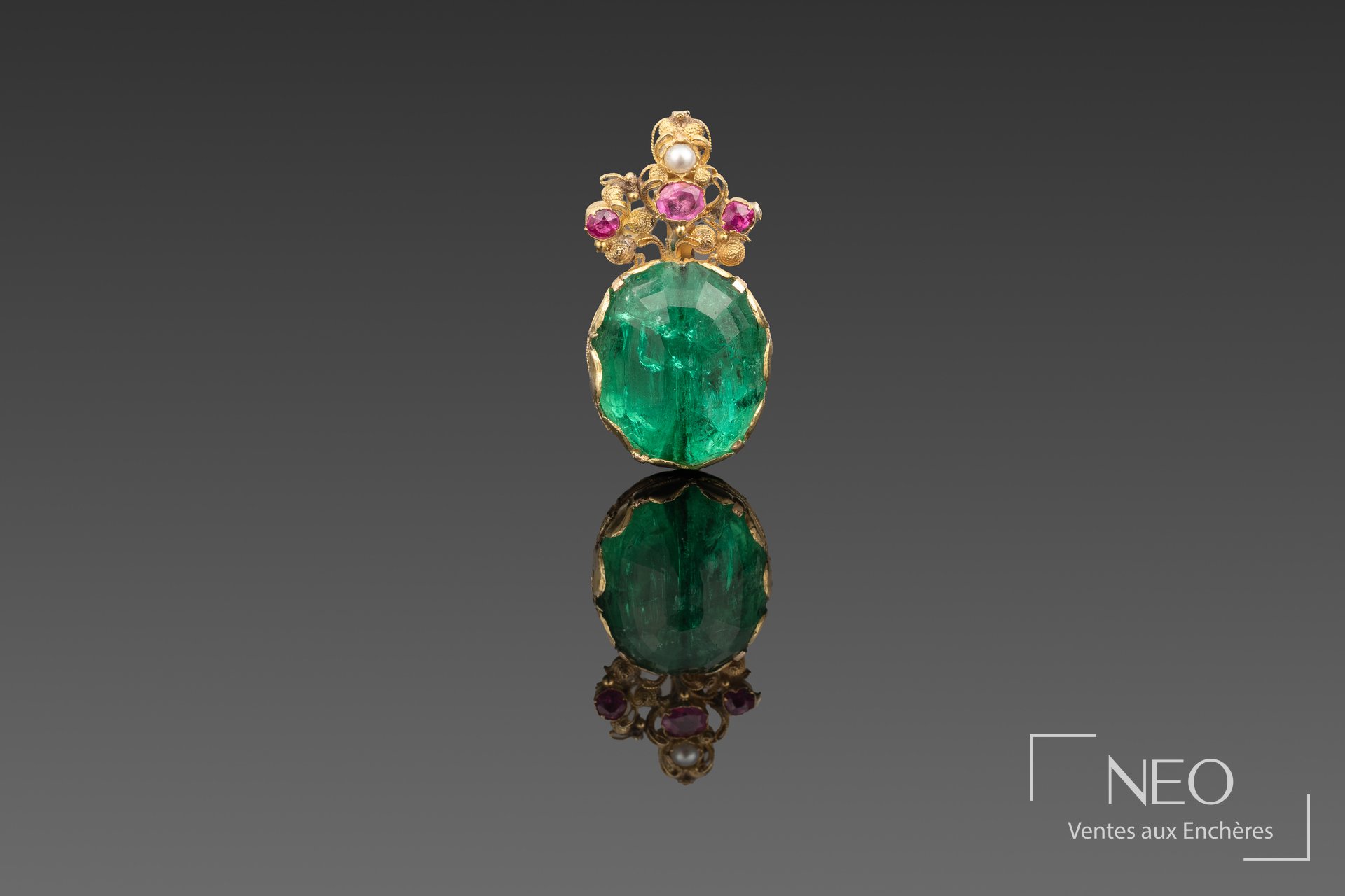 Pendentif en or jaune serti d’une grande émeraude ovale et de pierres roses
