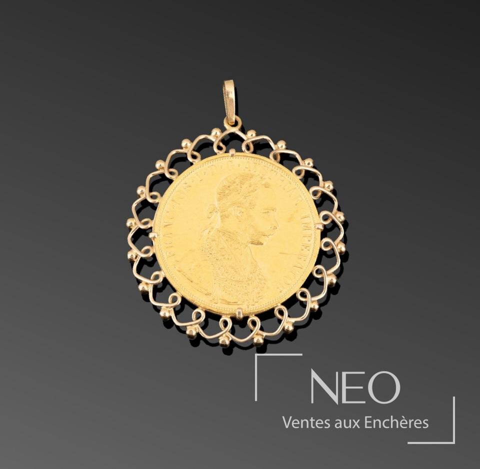 Pendentif en or jaune avec monnaie 4 ducats et entourage ajouré
