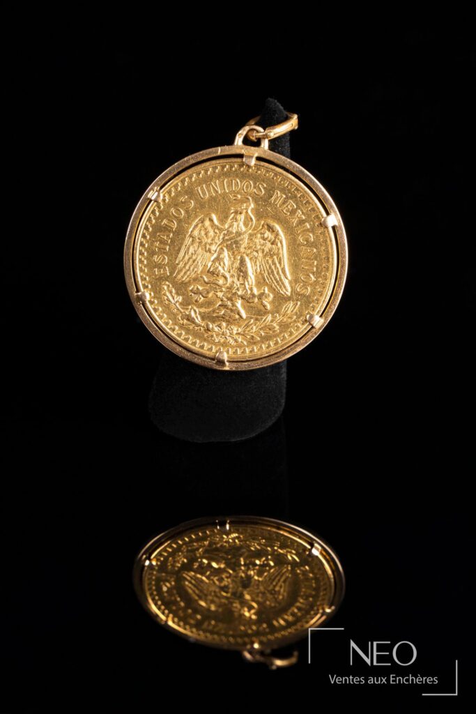Pendentif en or jaune autour d'une pièce de 50 pesos
