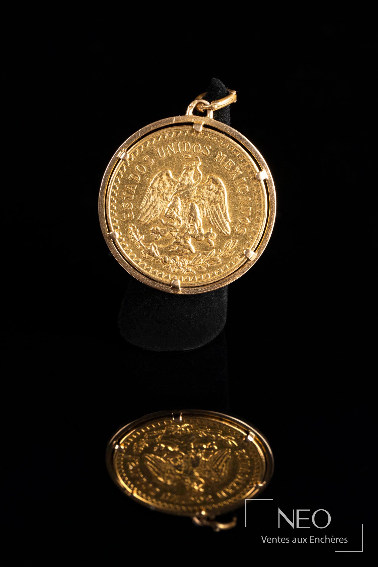 Pendentif en or jaune autour d'une pièce de 50 pesos