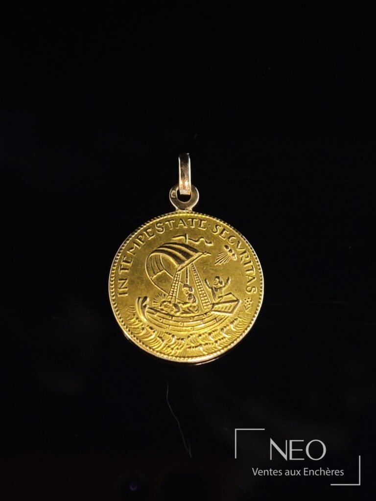 Pendentif en or jaune avec jeton gravé d’un navire et de la devise INTEMPESTATE SECURITAS