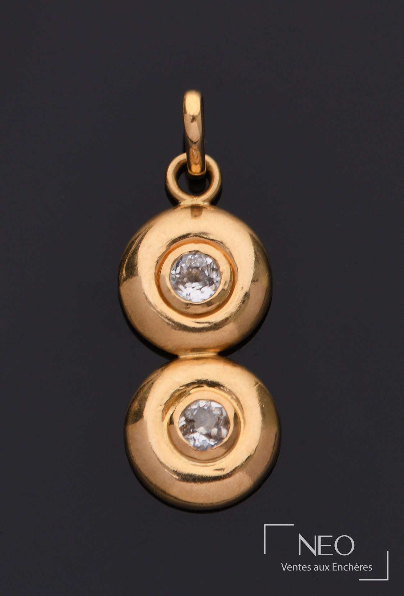 Pendentif en or jaune 18 carats serti de deux diamants