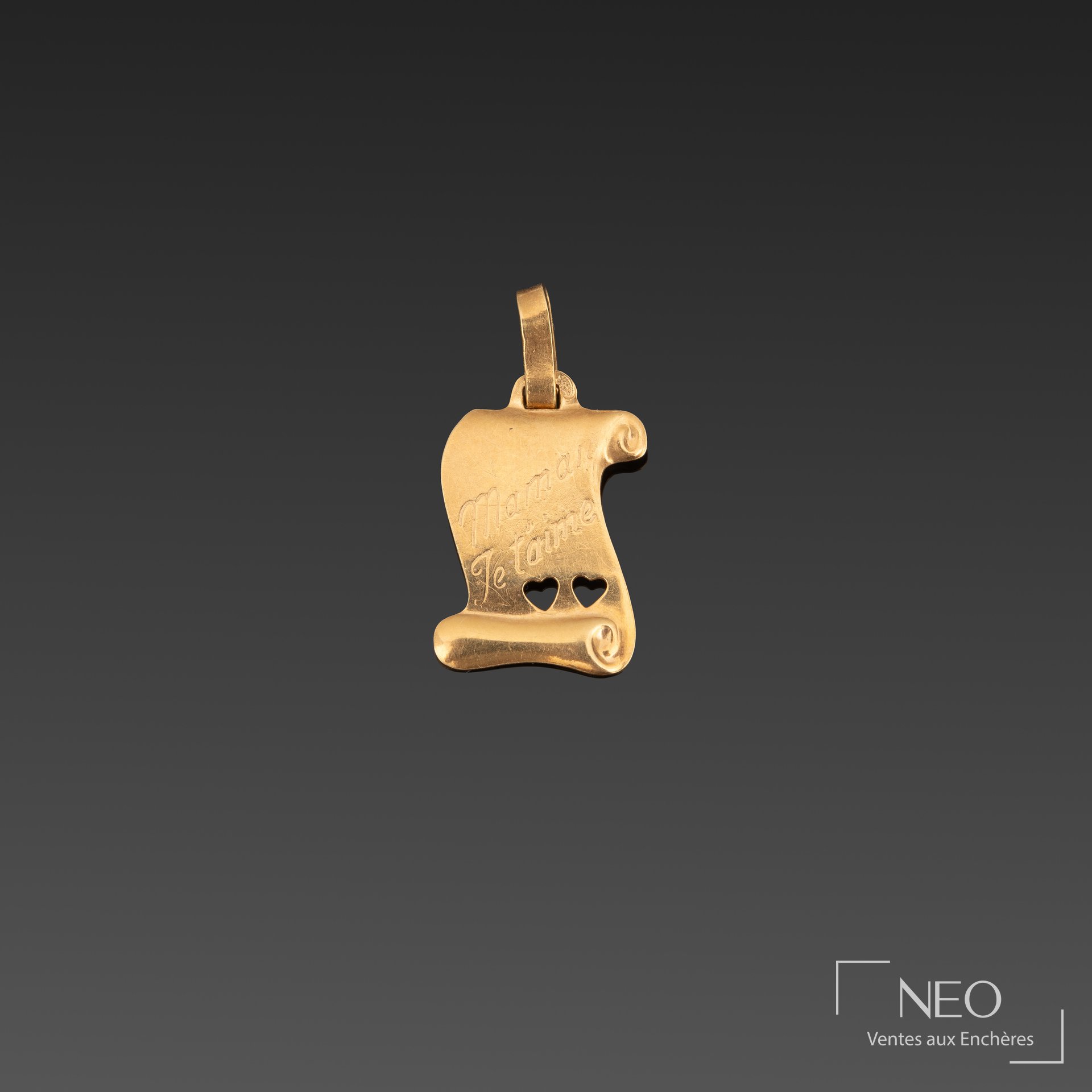 Pendentif en or jaune en forme de parchemin avec deux cœurs ajourés et inscription gravée