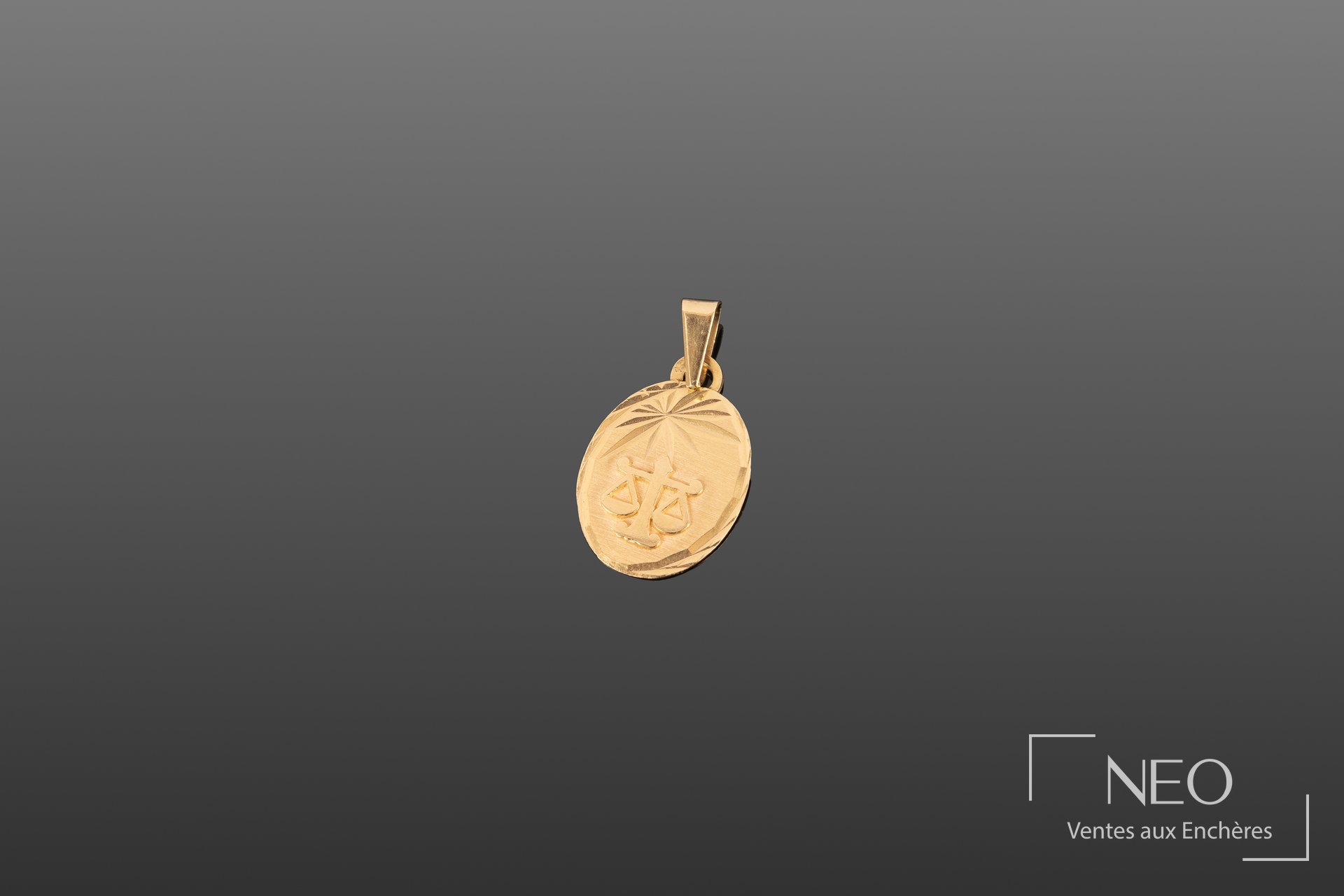 Pendentif ovale en or jaune avec le signe de la balance