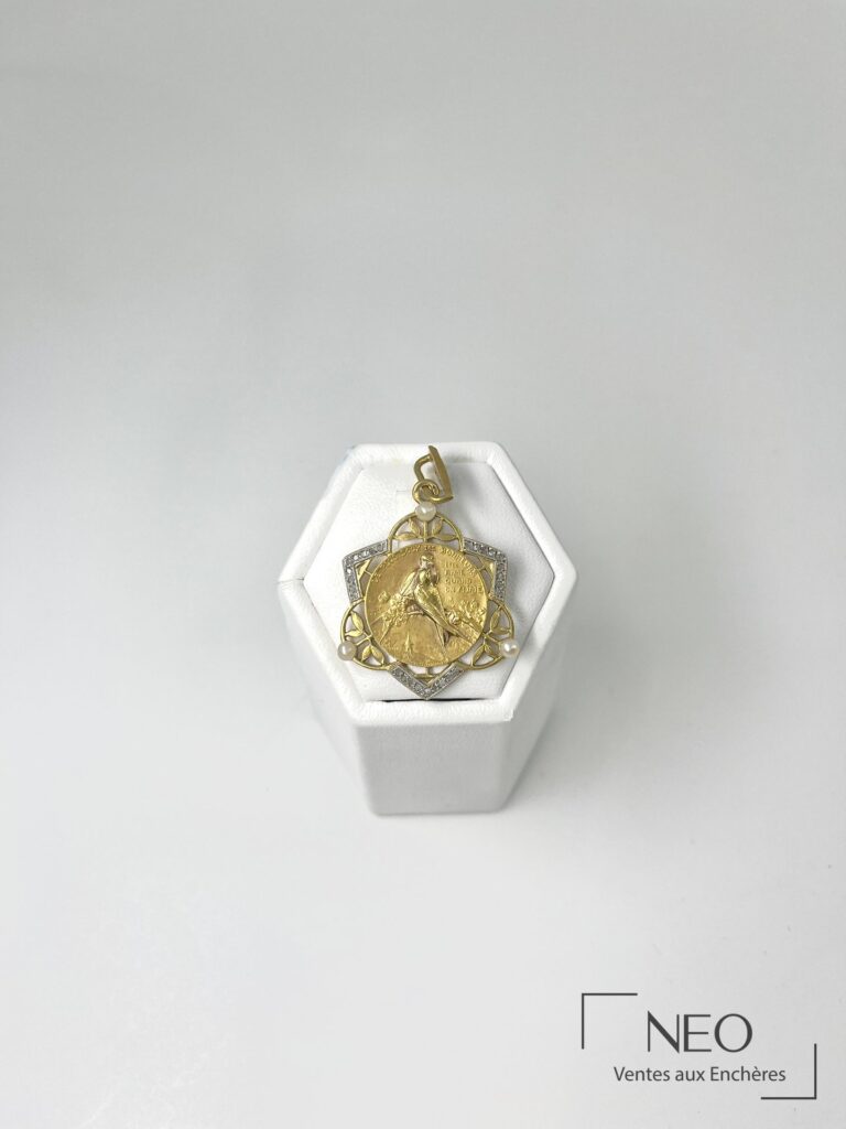 Pendentif en or jaune 18 carats avec médaille décorée d’oiseaux et de perles