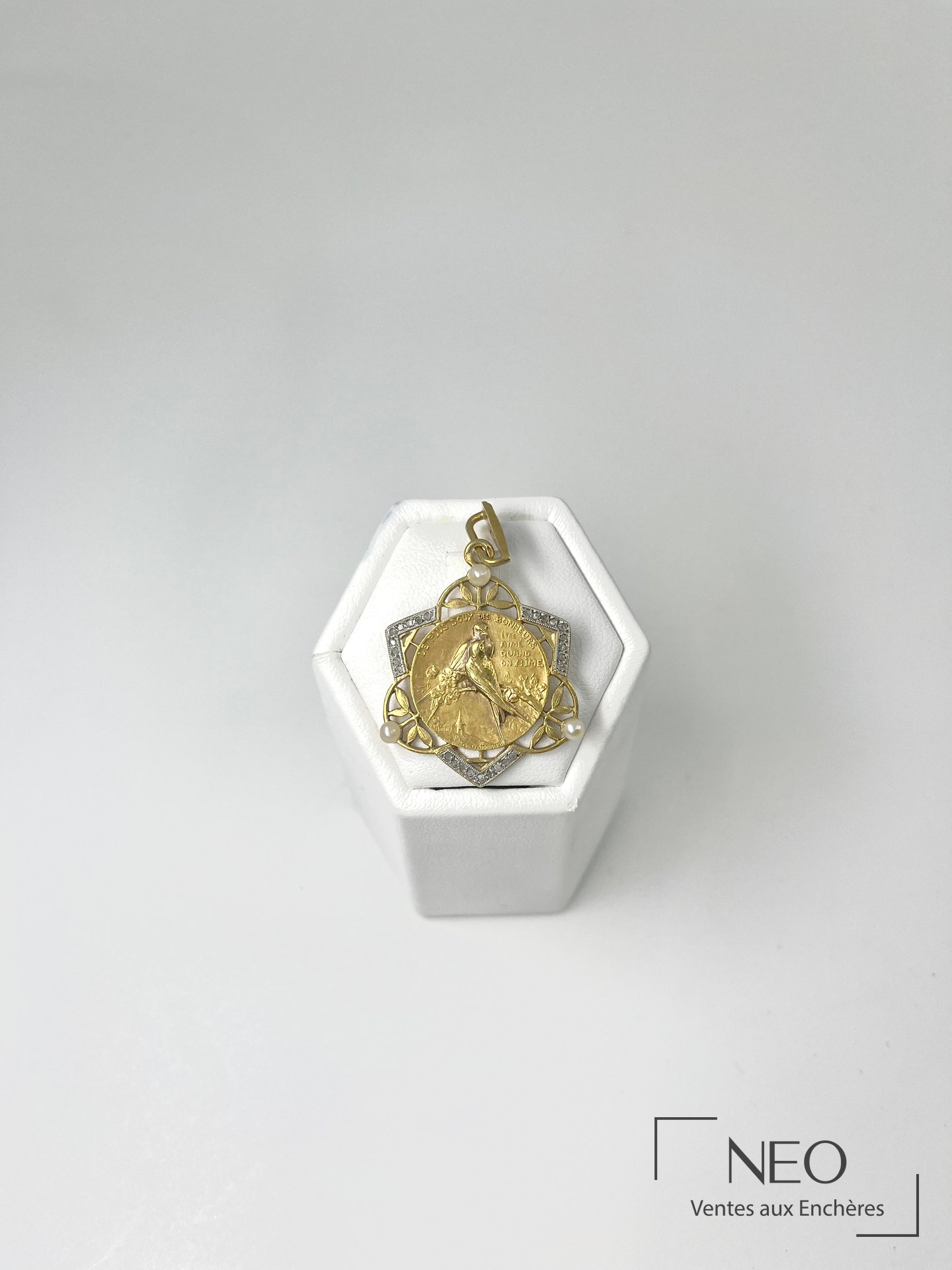 Pendentif en or jaune 18 carats avec médaille décorée d’oiseaux et de perles