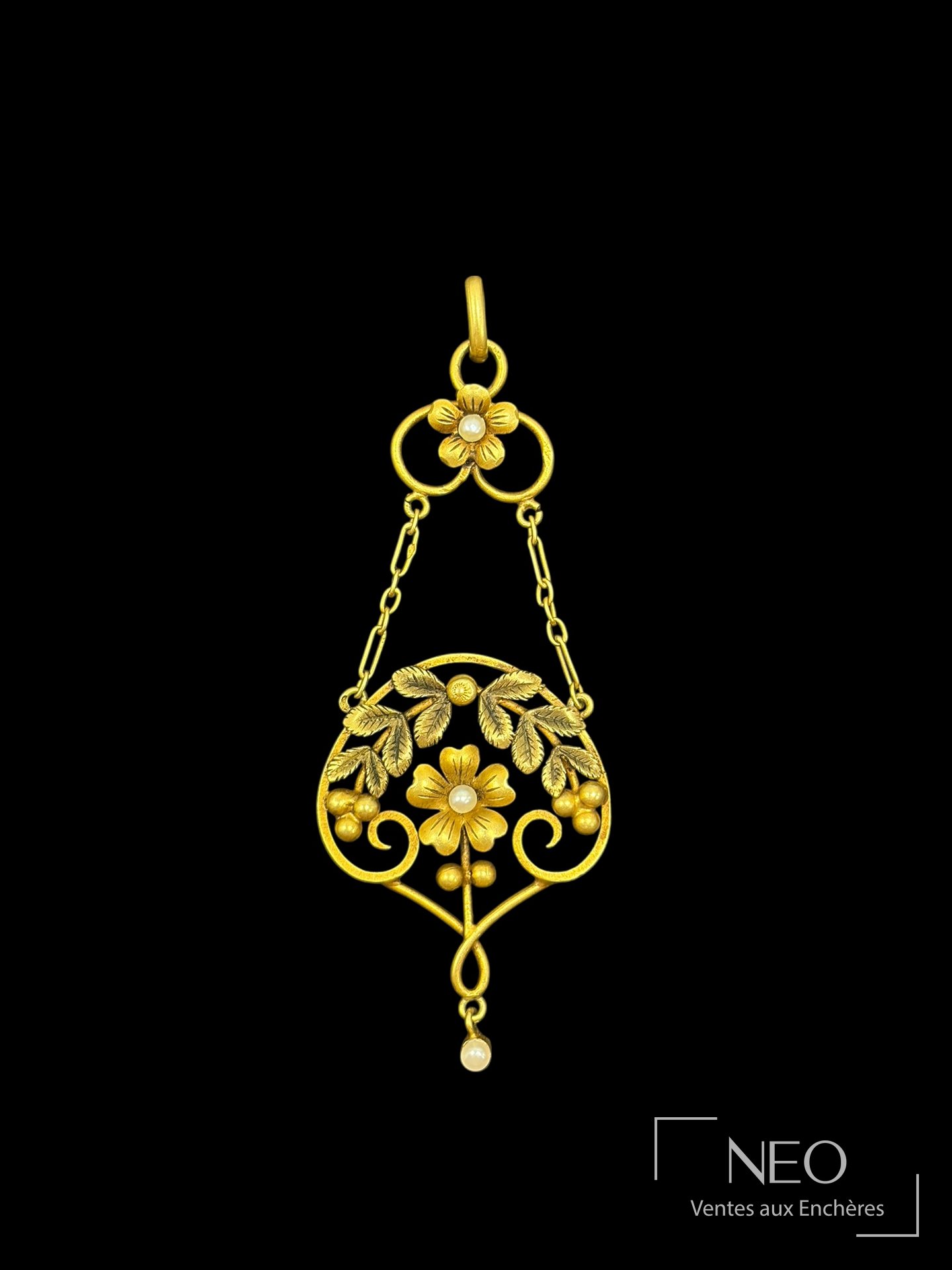 Pendentif en or jaune ajouré avec fleurs stylisées et perles blanches
