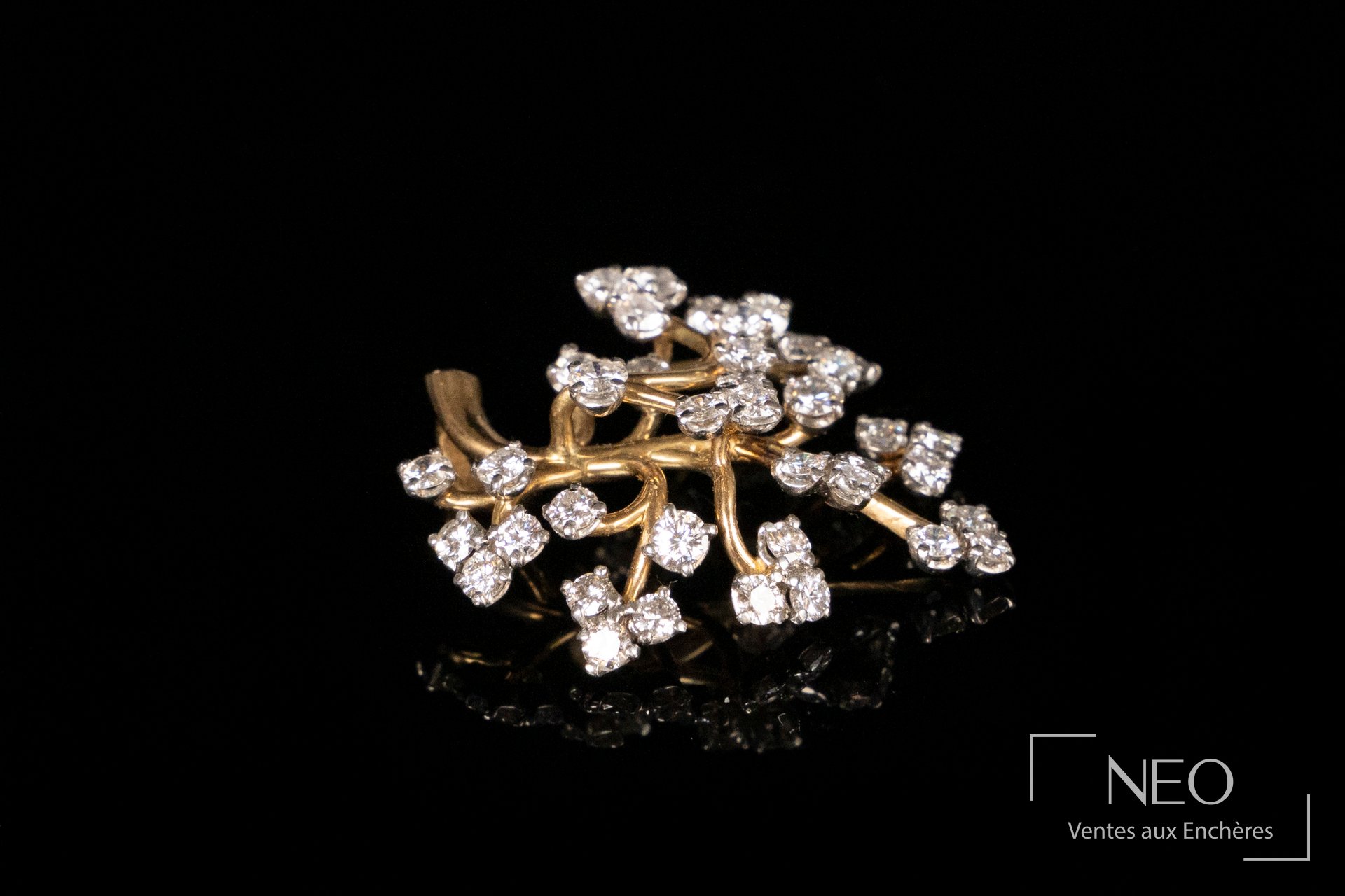 Pendentif feuillagé en or jaune 18 carats et platine serti de diamants