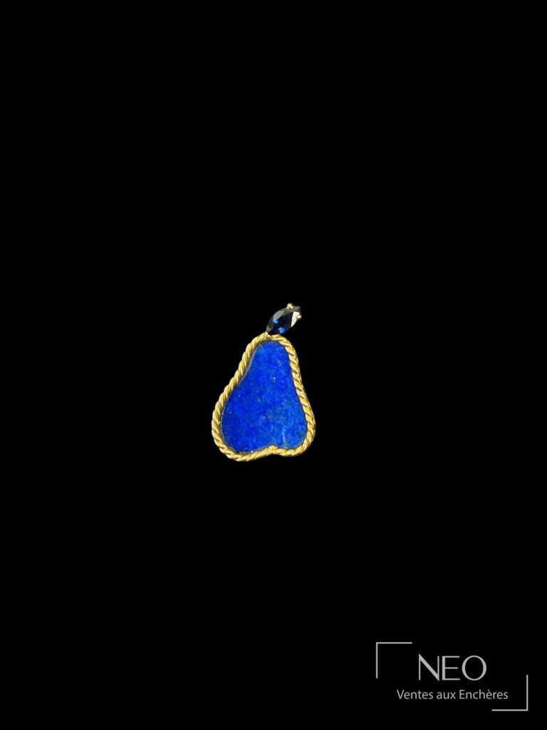 Pendentif poire en lapis-lazuli monté d’or avec saphir noir en pointe