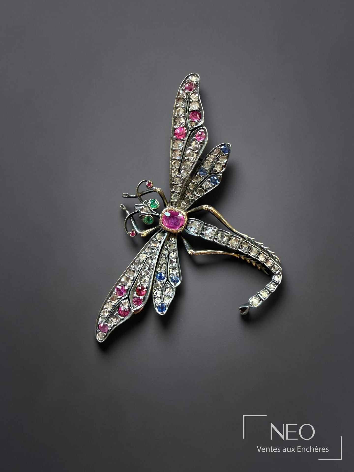 Pendentif libellule serti de rubis