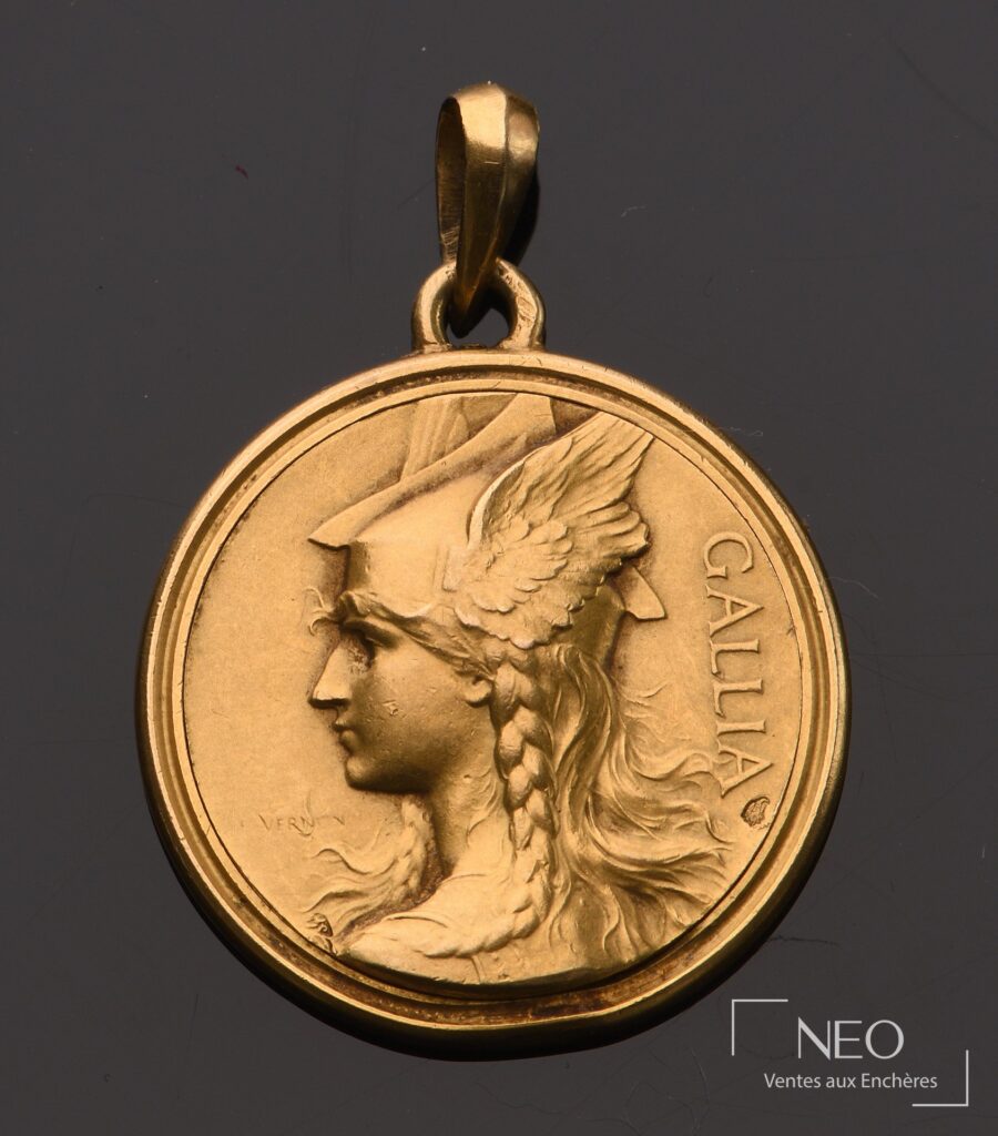 Médaille GALLIA en or jaune 18 carats