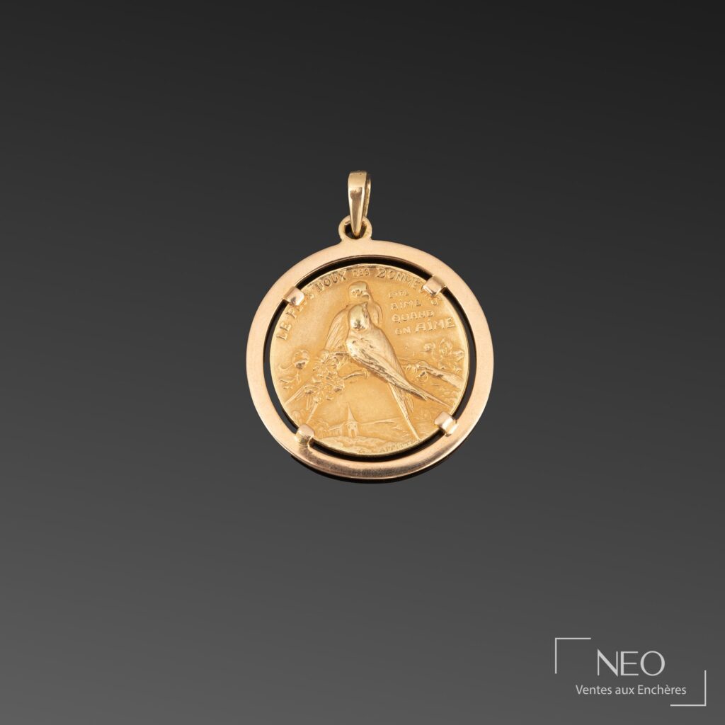 Pendentif rond en or jaune avec médaille gravée et bélière