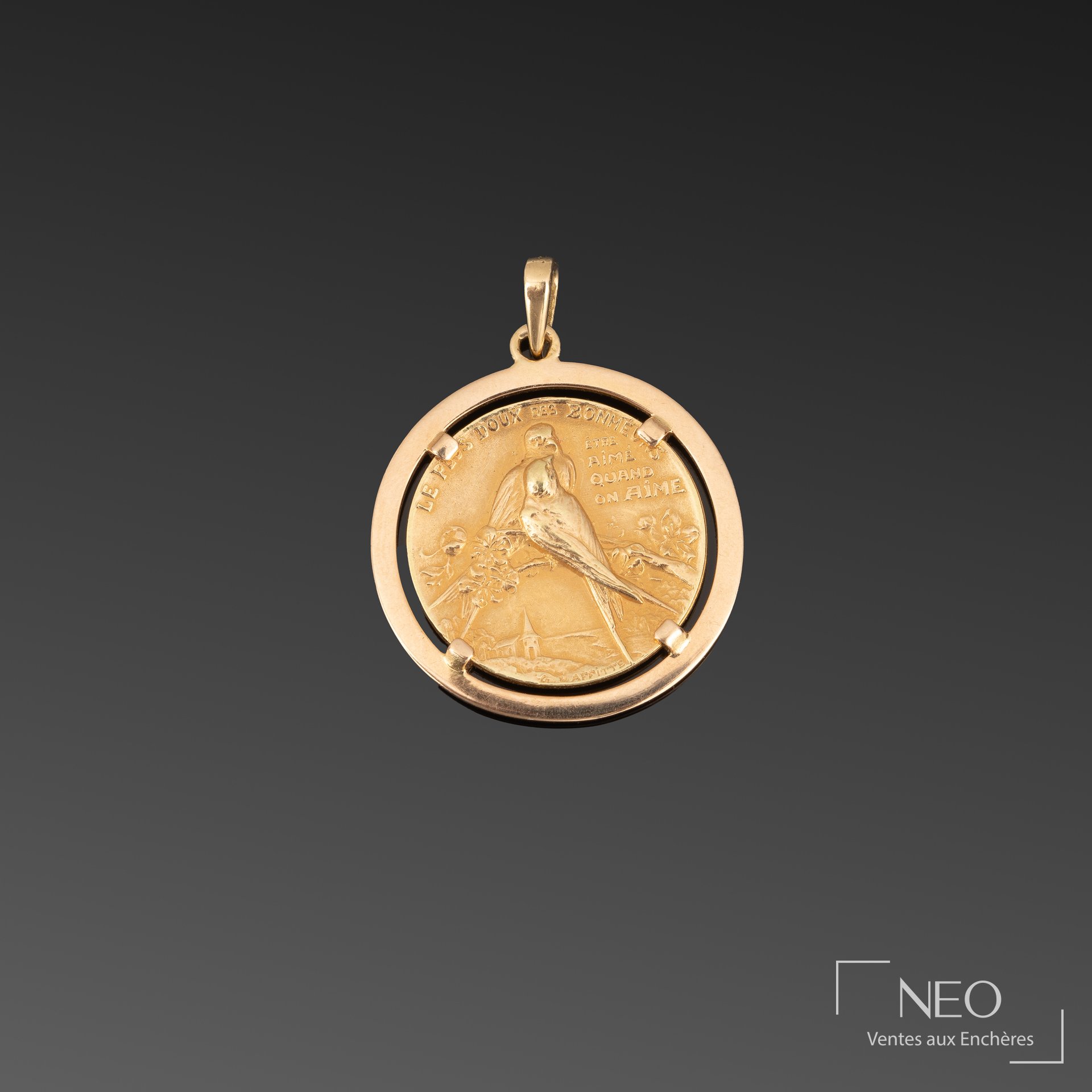 Pendentif rond en or jaune avec médaille gravée et bélière